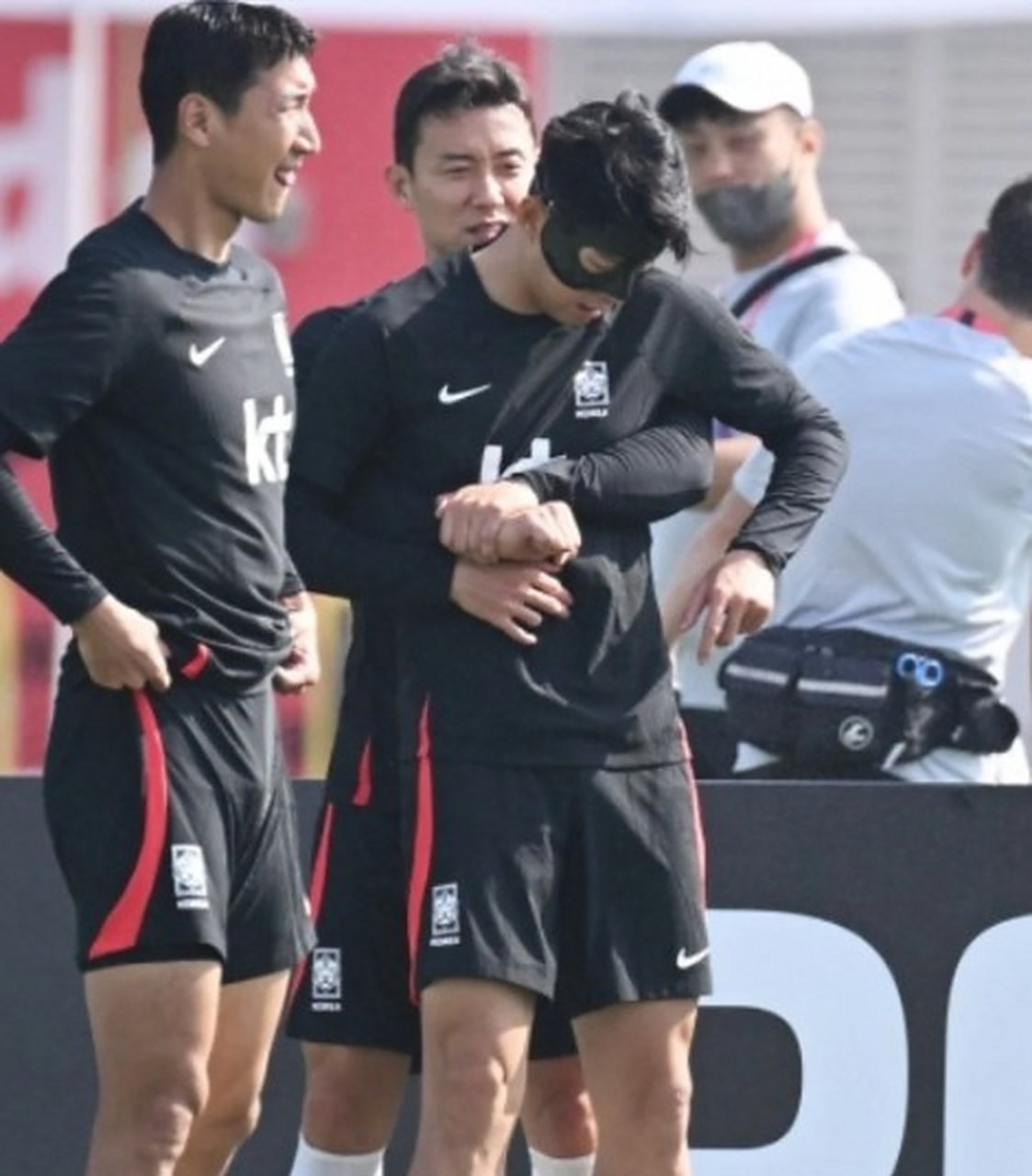 哈哈哈孙兴慜惨遭金太焕"强人锁男".