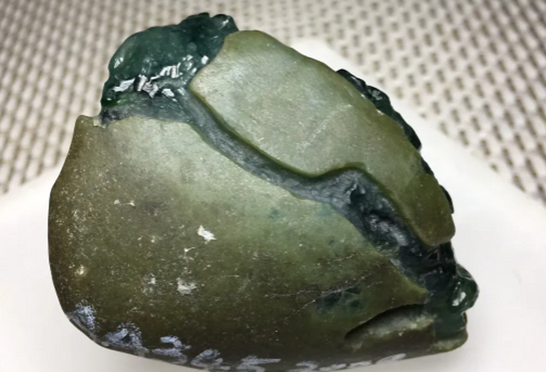 点击头像看直播##翡翠原石#南齐牌子挂件料,老坑口 南奇皮壳紧致兔览