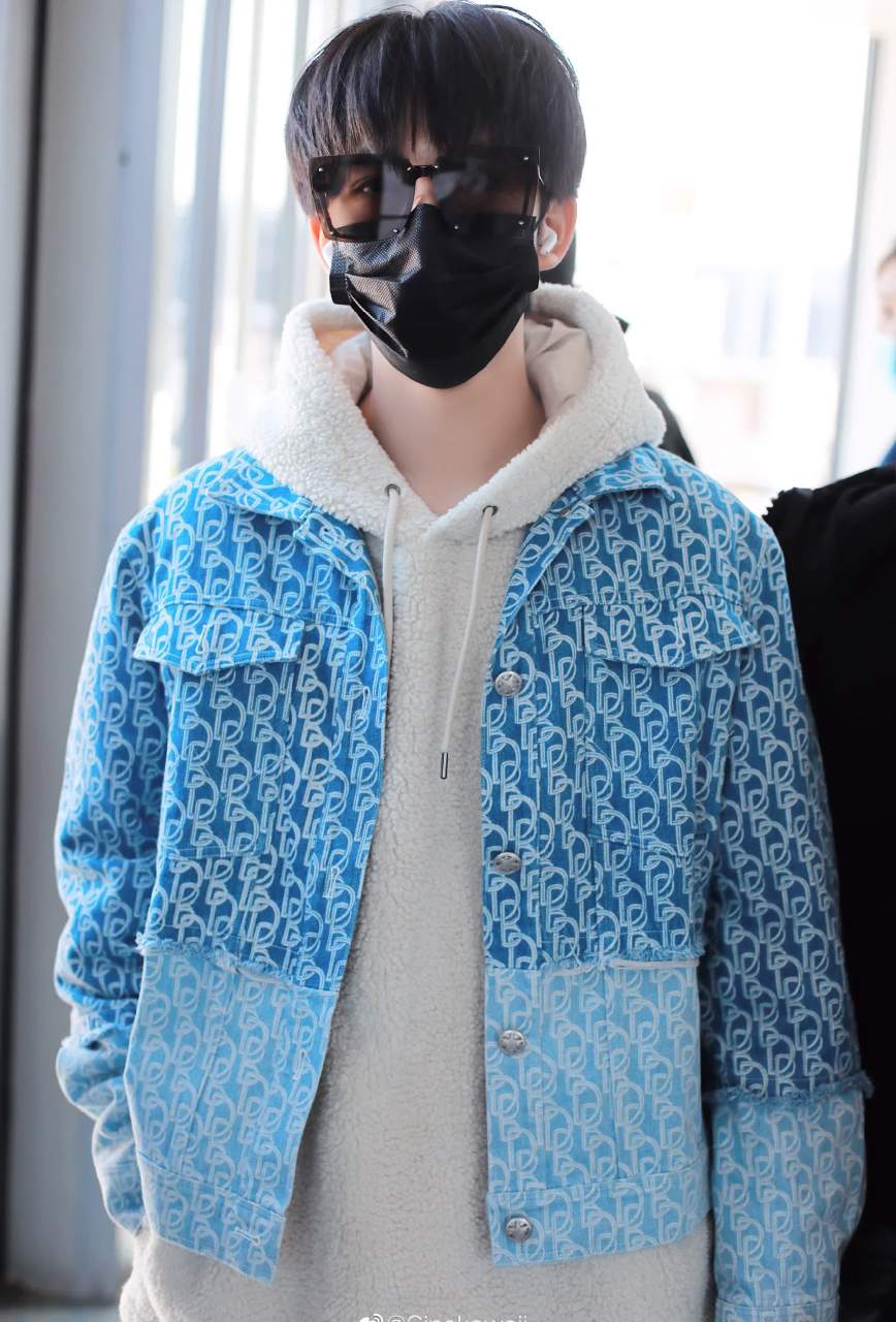 何俊霖今日更新机场餐拍,身穿满印花logo设计的渐变牛仔套装,搭配白色