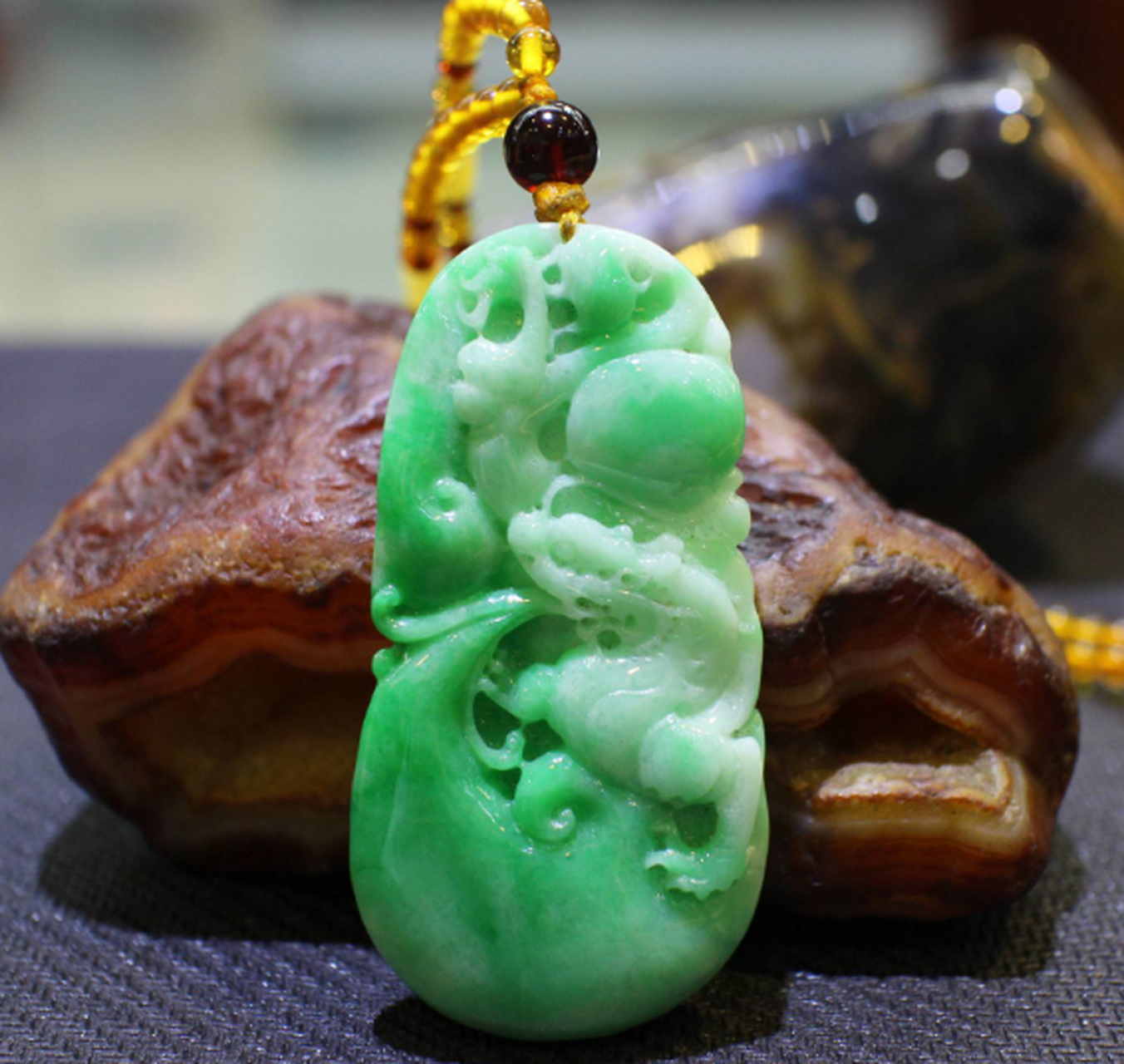 玛瑙种翡翠包括浓艳的翠绿色,黄色,红色,油青色,蓝水,瓜青色