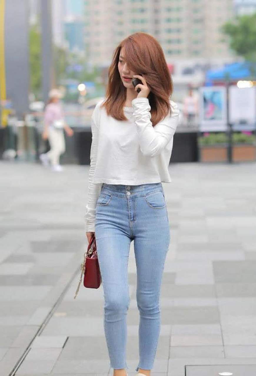 浅蓝色牛仔裤搭配白色上衣,整体呈现出了一种干净清爽的感觉