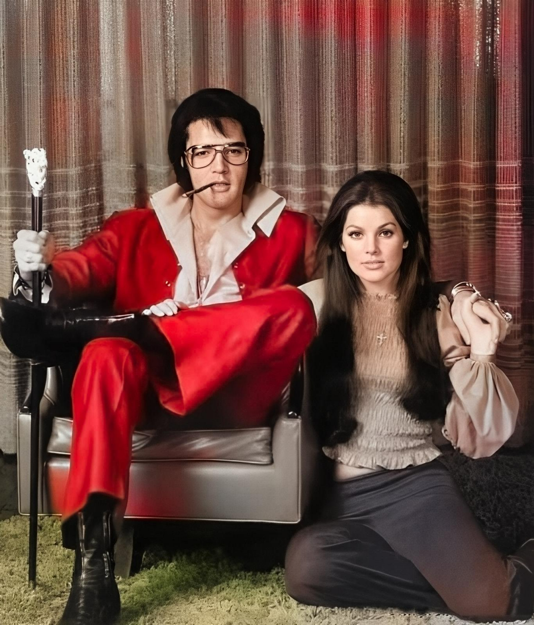 1960年,猫王跪在小她10岁的女友身边,相恋7年,结婚6年后离婚.