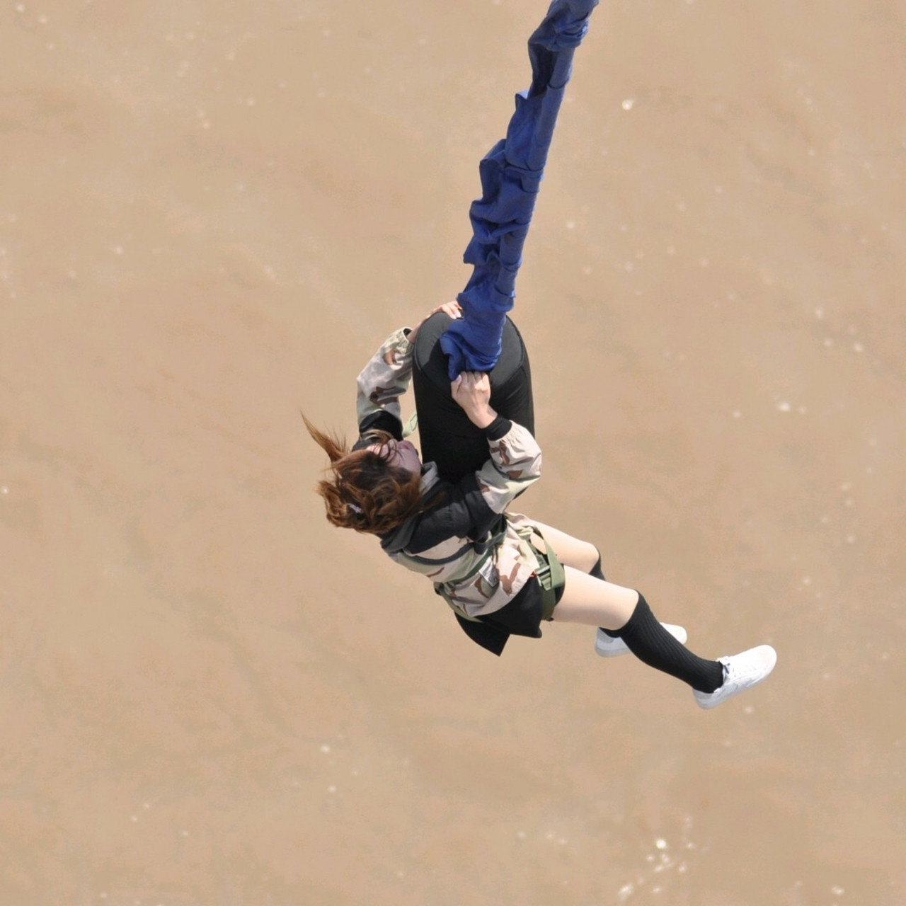 第一次去蹦极挑战古百度的黄河蹦极,蹦极有专业摄影师拍照.