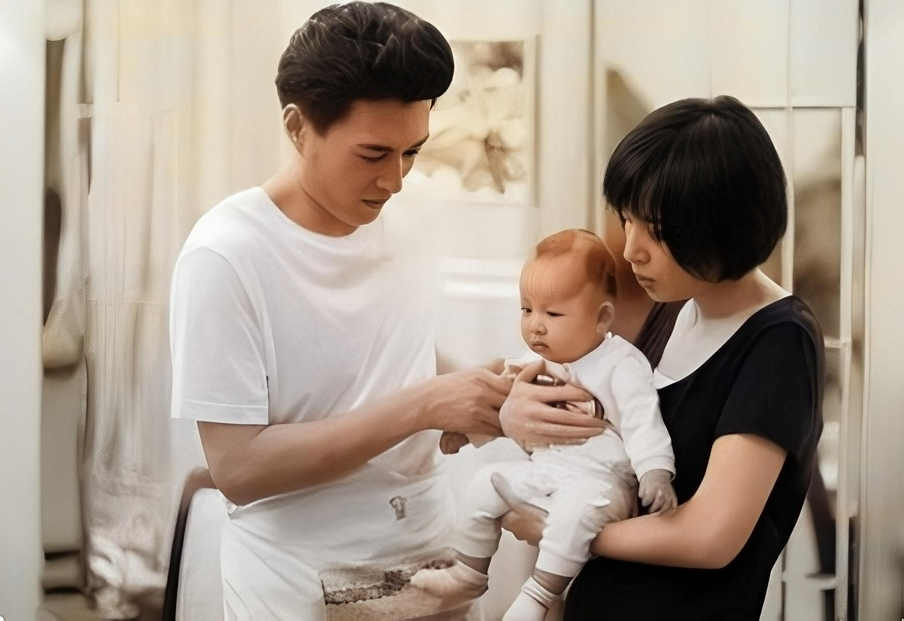 2011年,靳东与李佳结婚,婚后不久李佳就怀孕了.