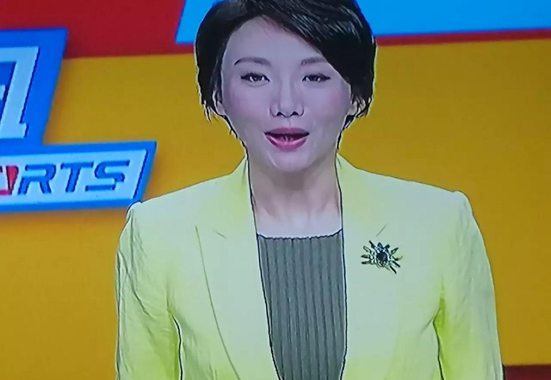 cctv5《体坛快讯》主持人梁毅苗,穿的衣服皱皱巴巴,一点都不精致,显得