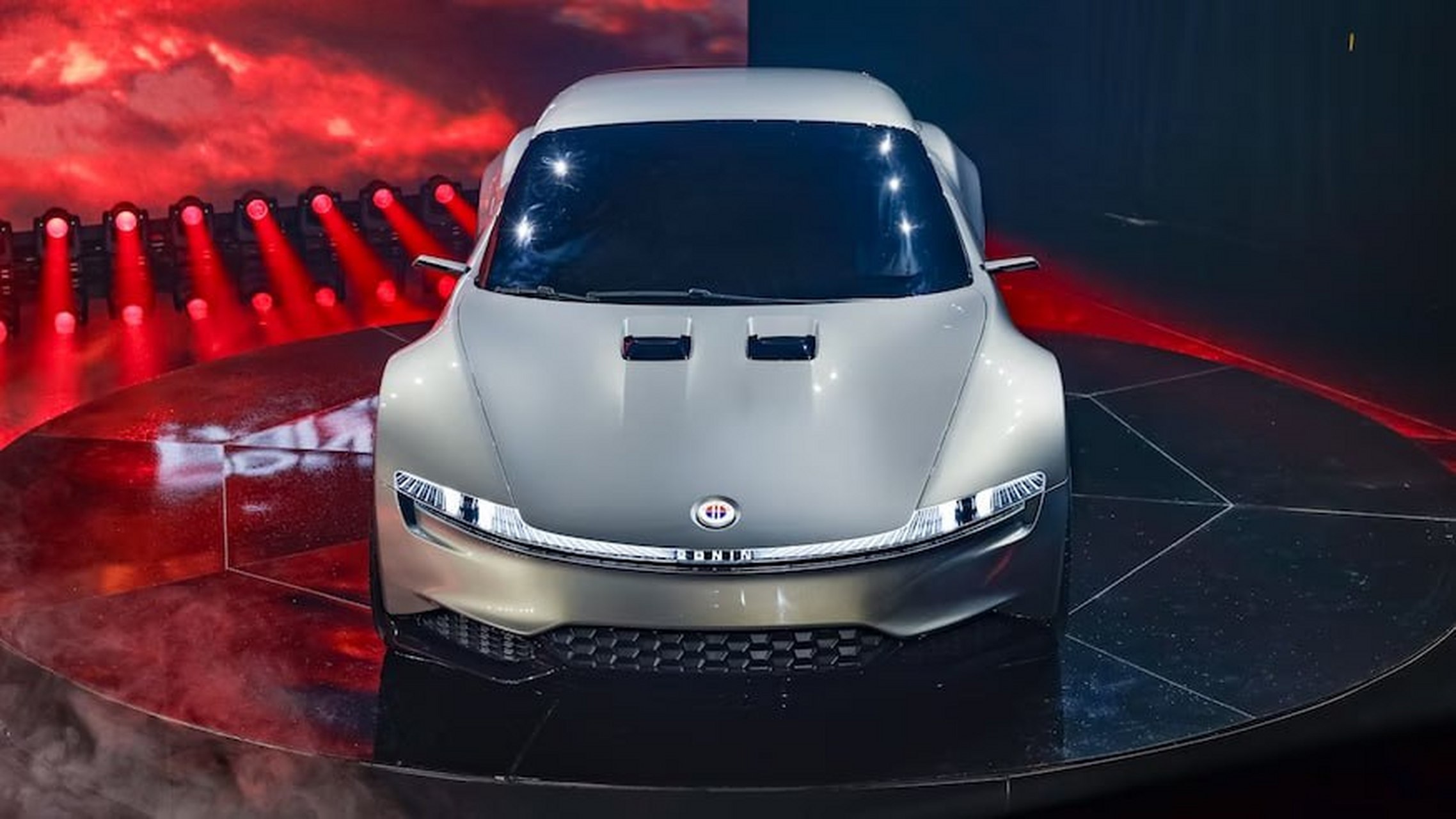 菲斯克 ronin#汽车#   一直以为老外的设计就不错了,现在看来这车不不