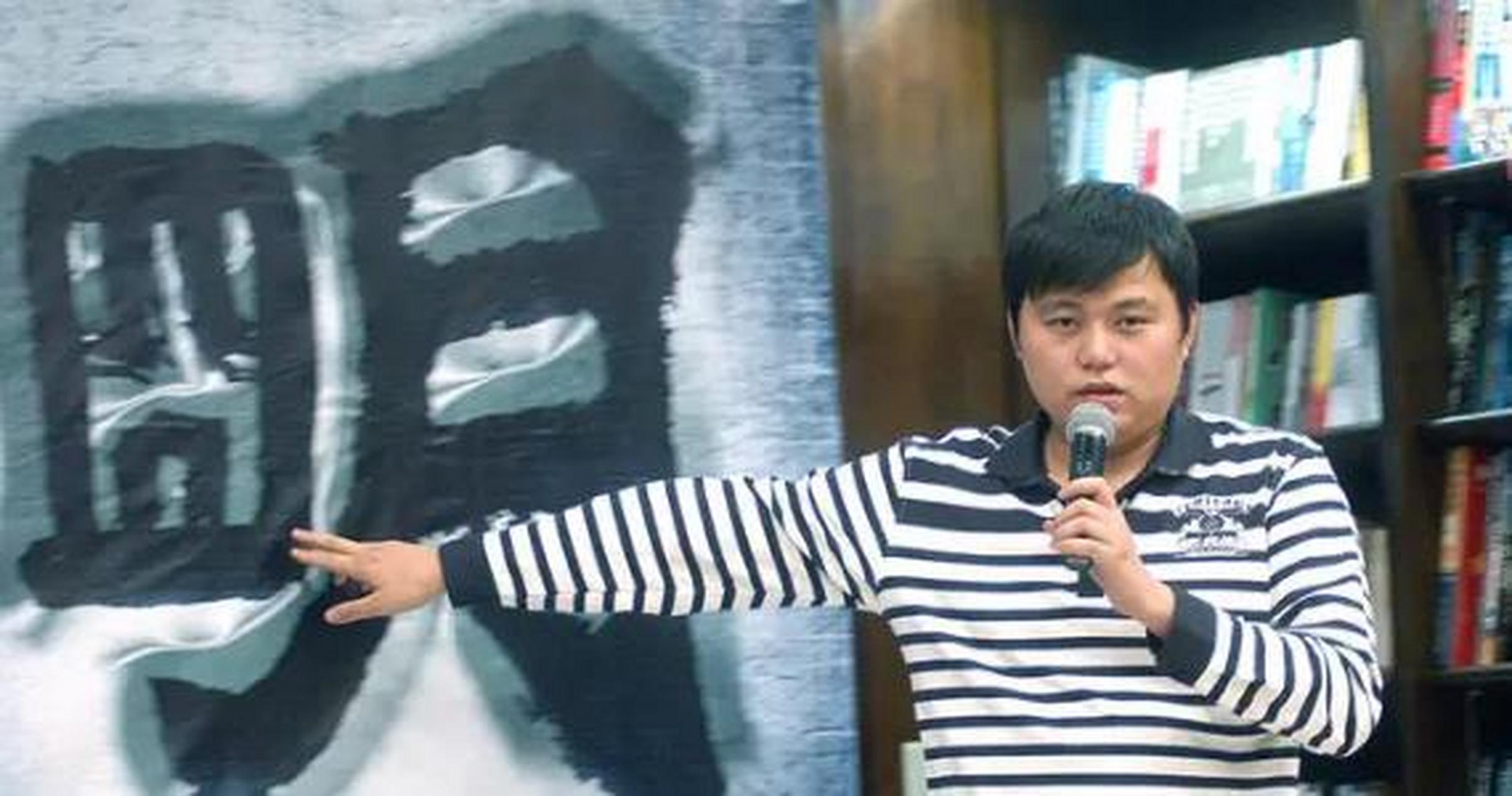 2006年3月,石悦是佛山海关的公务员.