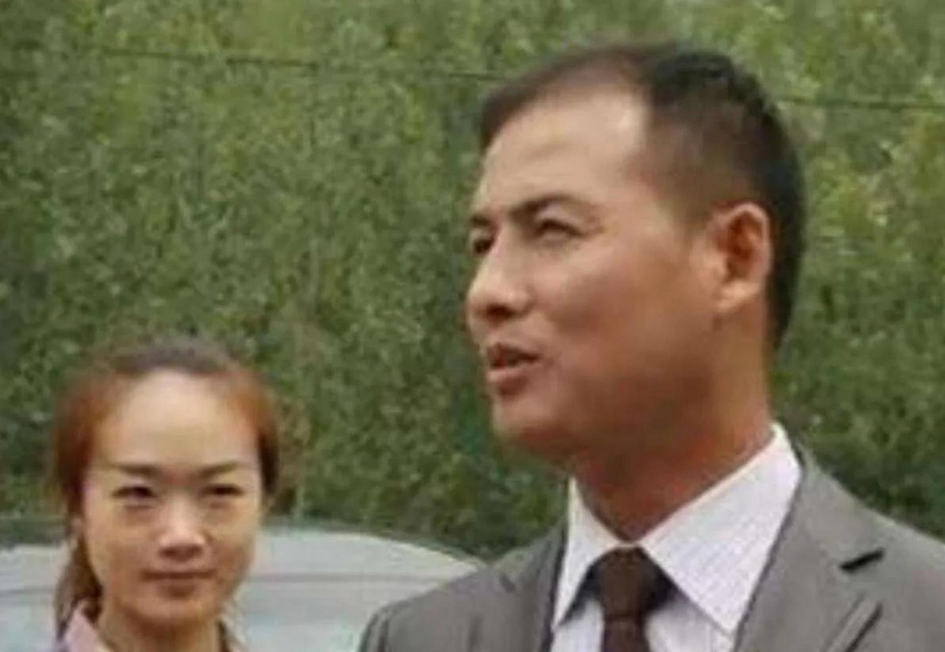 亿万富翁秦军乔装成乞丐回到了久别的家乡,本以为多年未见,大家会热情
