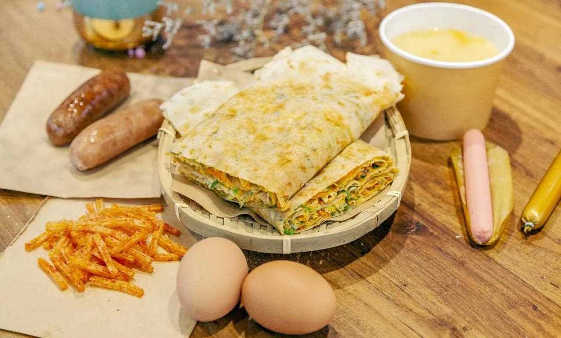 菜煎饼是枣庄特色地方小吃.