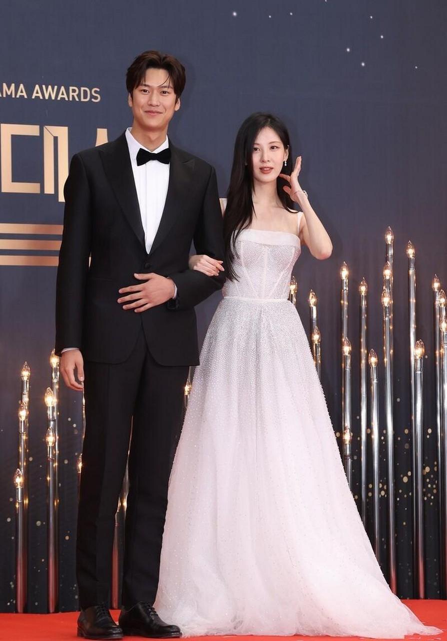 徐贤身穿白色亮片薄纱吊带礼服裙仙气飘飘