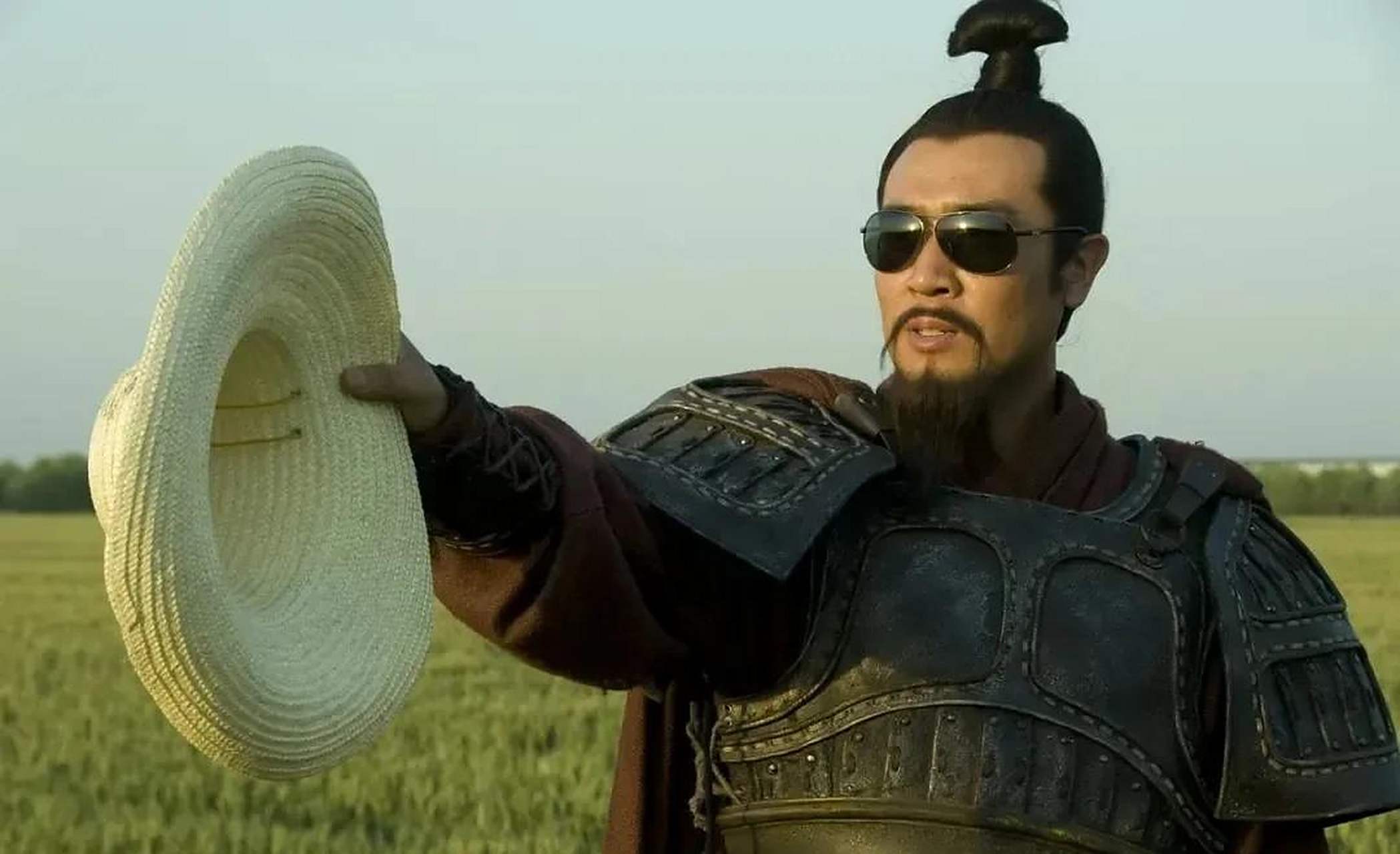 gif创作人# 刘皇叔墨镜一戴,拿着草帽就开始指点江山了