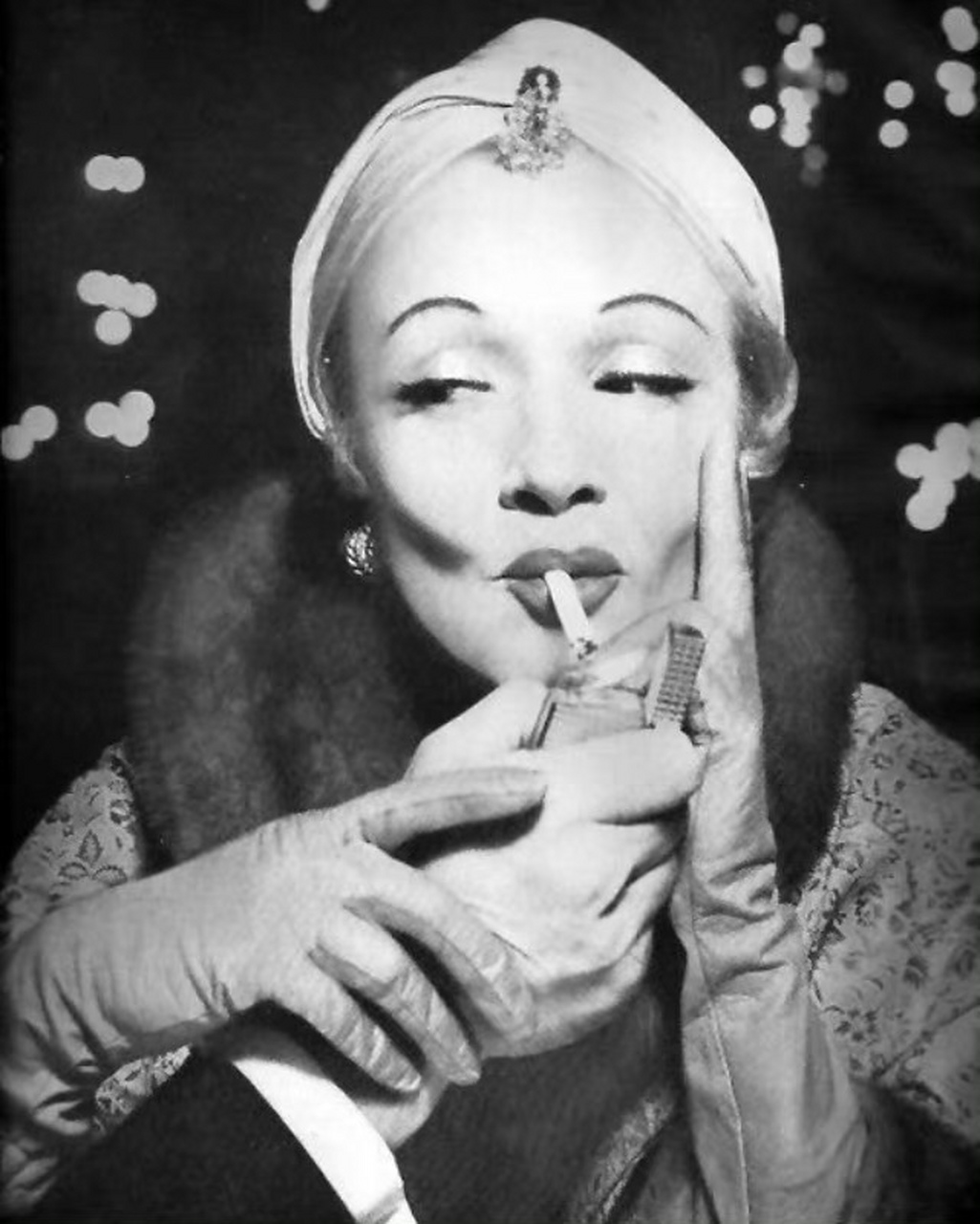 上世纪四五十年代,marlene dietrich(玛琳 黛德丽)吸烟的老照片.