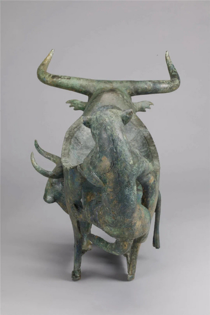 战国牛虎铜案,古滇战国时期青铜铸成的案祭礼器,塑造了一头壮牛长角前