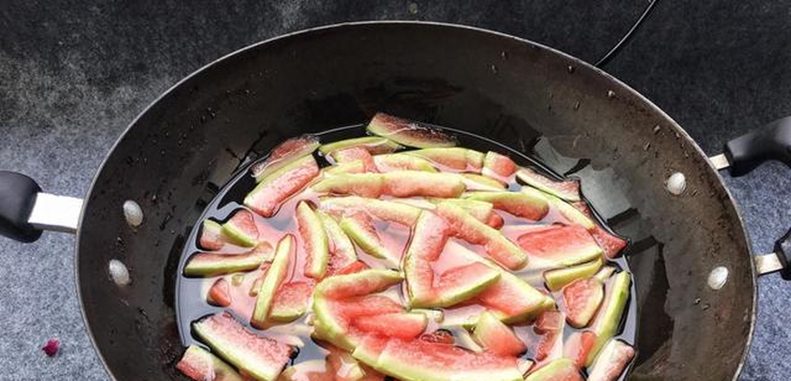 【菜名】:西瓜皮蜜饯[火车] 【所需食材】:西瓜皮500g,白糖400g