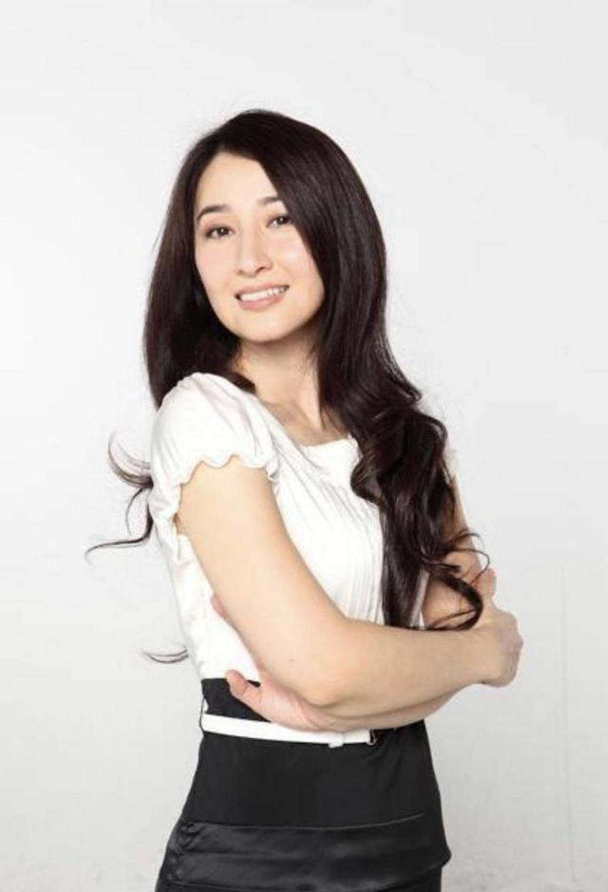 关咏荷不愧是张家辉的老婆,一身白 红搭配超减龄,看不出57岁了