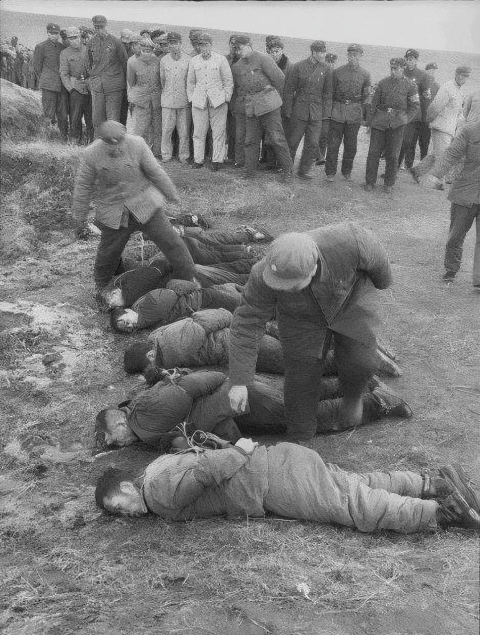 这是60年代哈尔滨,死刑犯公开处决的现场,照片中的他