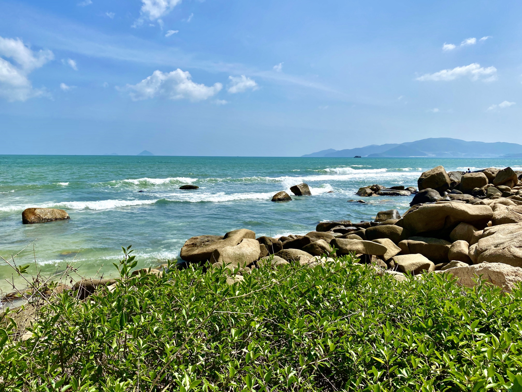 探访华夏邻国# 越南金兰湾:是由冲空山和凤凰山两个半岛合抱成葫芦形