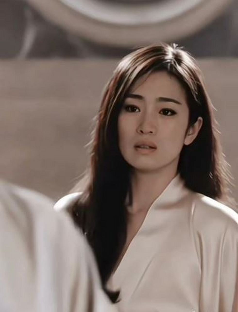 那一年,她42岁,在#少年汉尼拔# 出演紫夫人,烟熏加裸色妆容好美好美