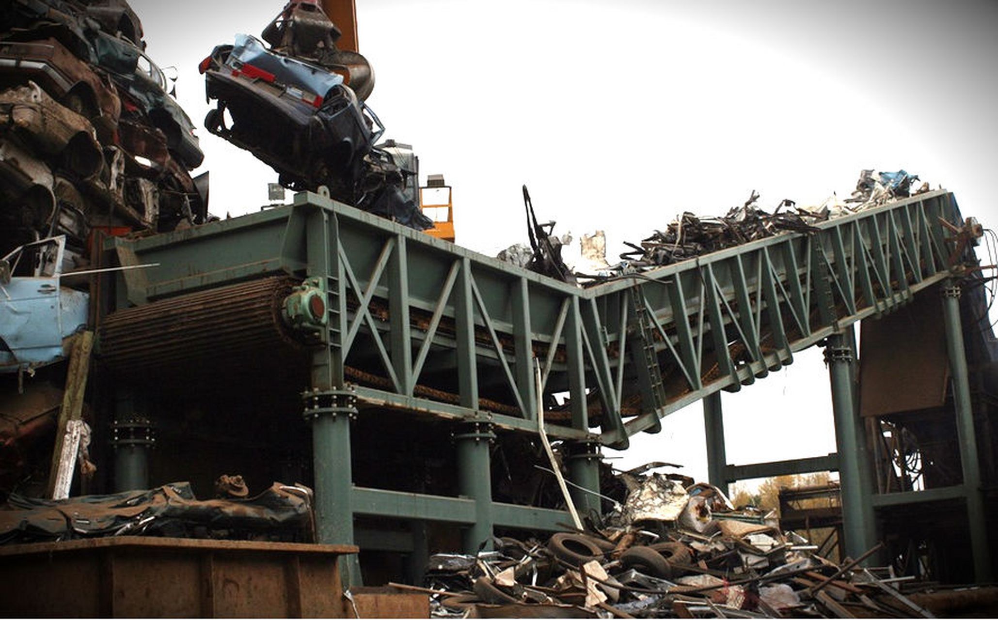 大型废钢破碎机# #金属粉碎机# 是一款大功率废旧金属处理加工设备