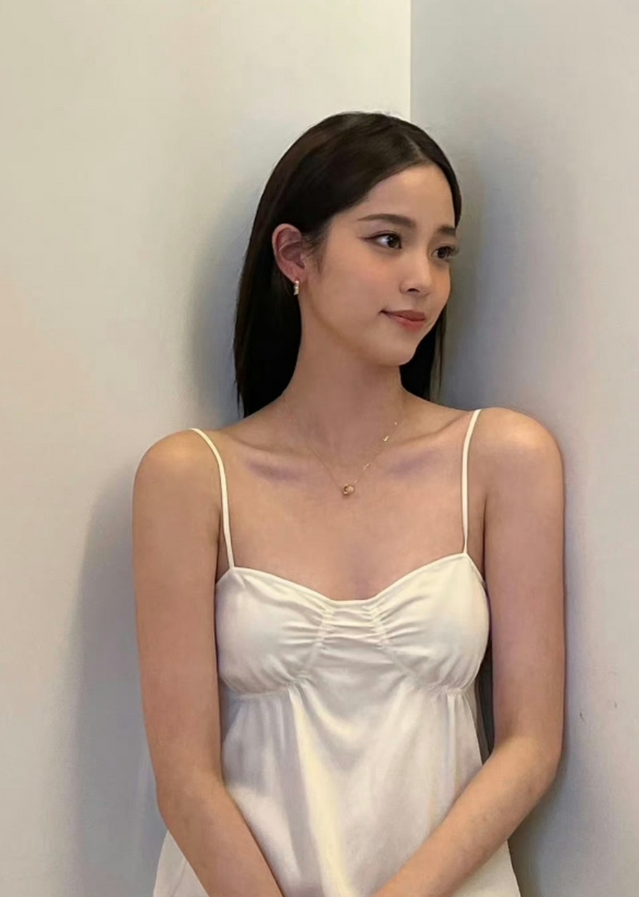 可爱迷人的#欧阳娜娜# 甜美容颜,灵动身姿,香肌玉肤,清甜可人.