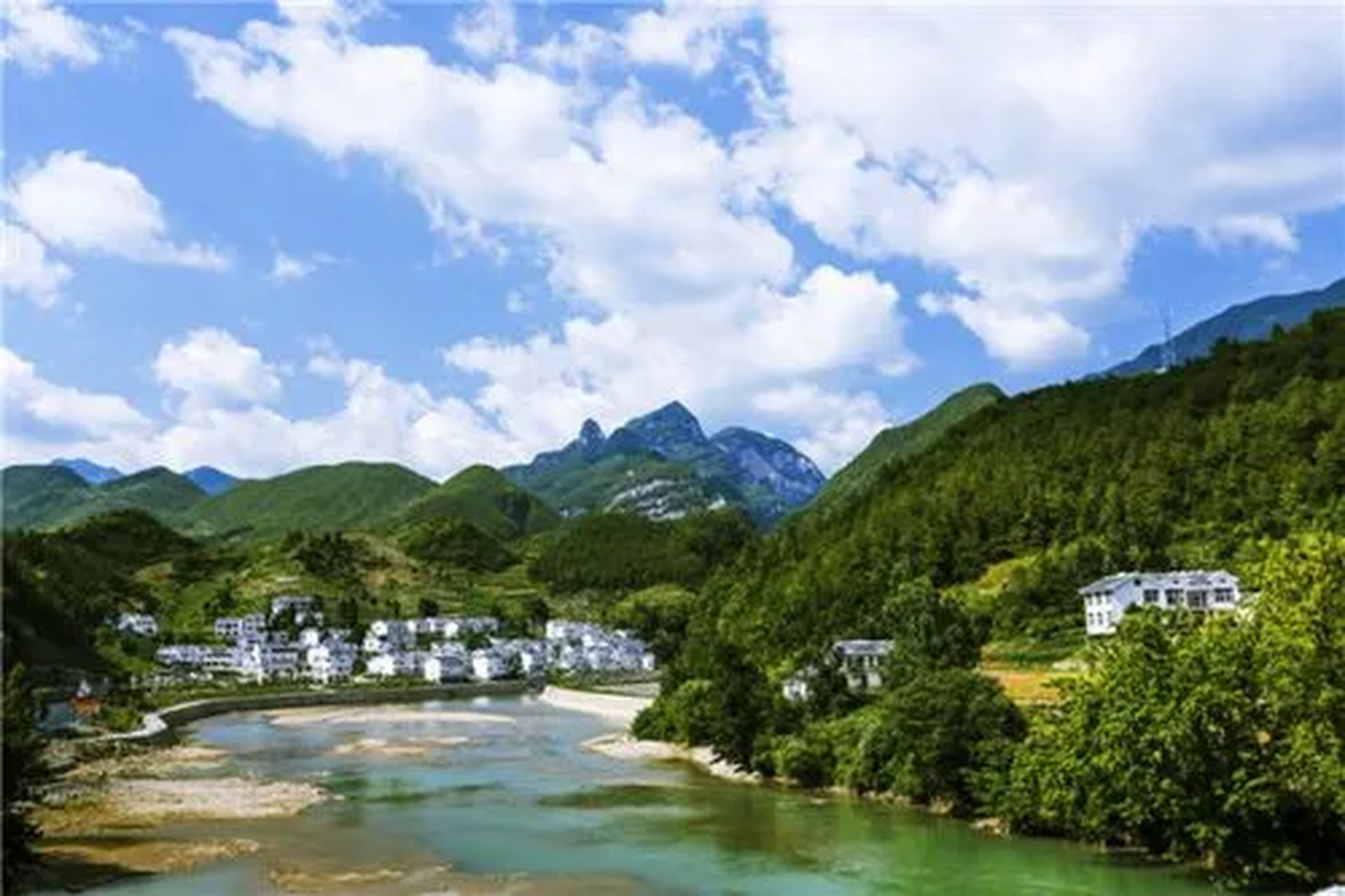 万源青龙嘴村:它是四川省第一批农村文化建设示范村,它也是达州市唯一