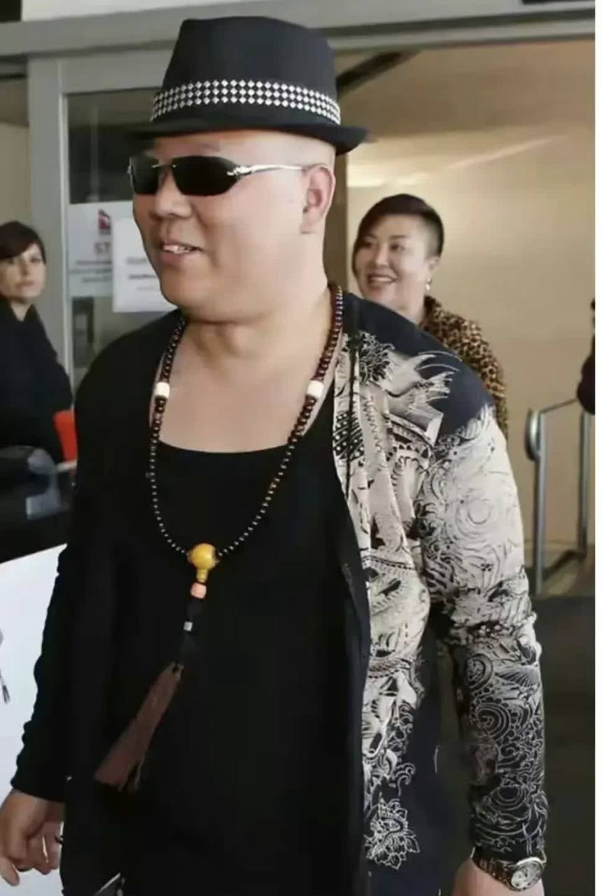 郭德纲的穿搭凸显了他的贵气.  [搞笑][搞笑][搞笑][笑哭]