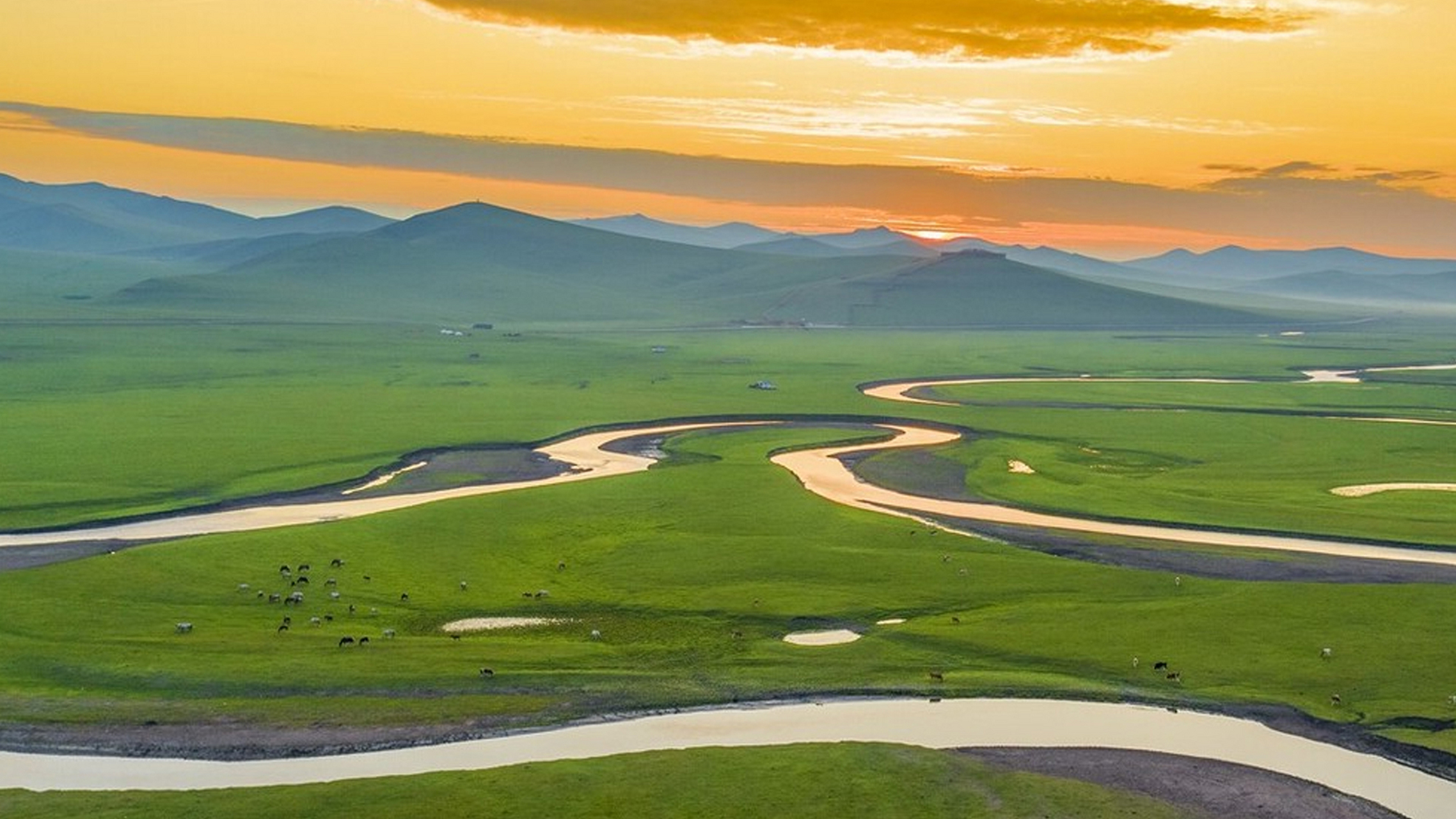 内蒙古呼伦贝尔,盛夏的陈巴尔虎旗大草原格外的迷人,清晨时分,阳光