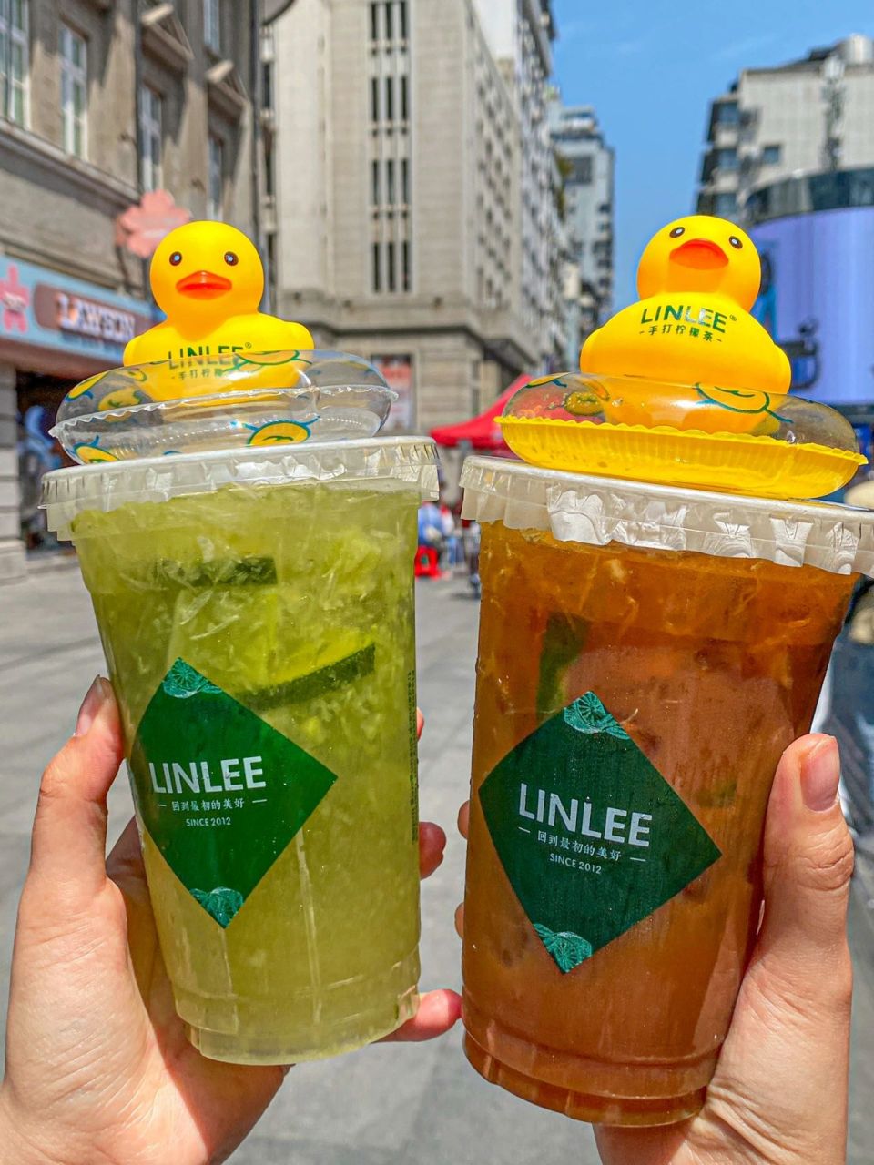 买了几杯奶茶居然送了一堆小黄鸭玩具!
