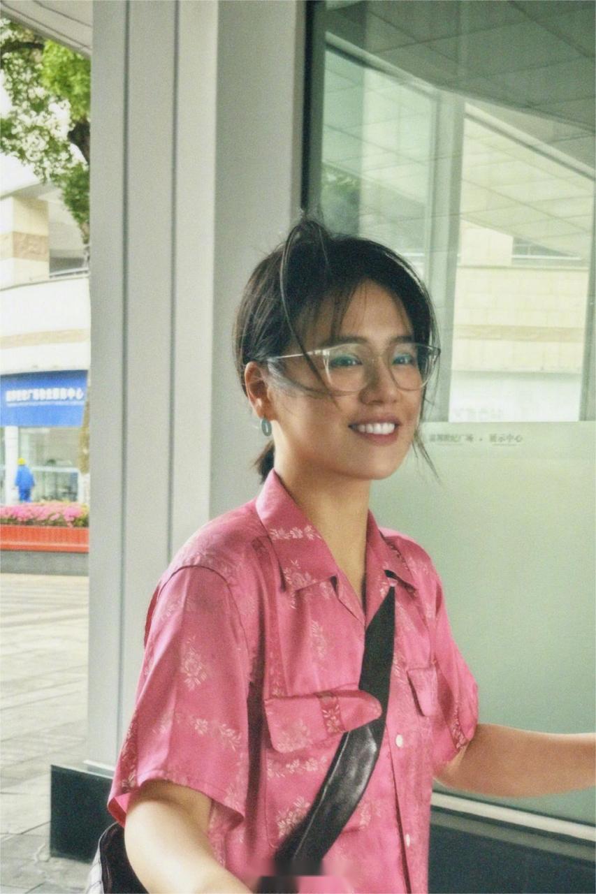 马思纯说:『 今天没我戏出门找乐子 』.乐是张曼乐的乐.