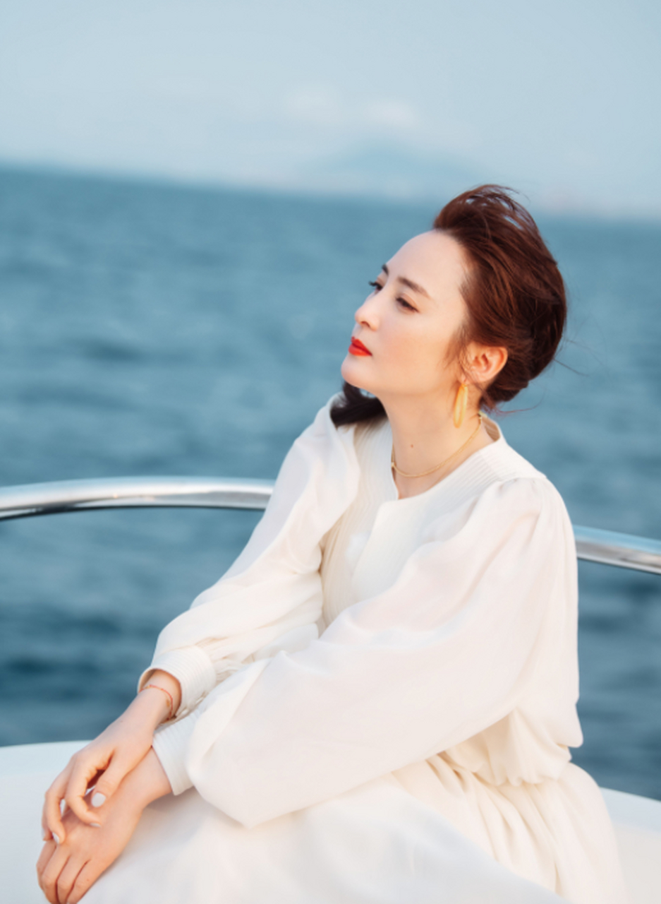 蒋勤勤不愧是"琼瑶女郎"!穿白裙拍写真大气优雅,陈建斌捡到宝