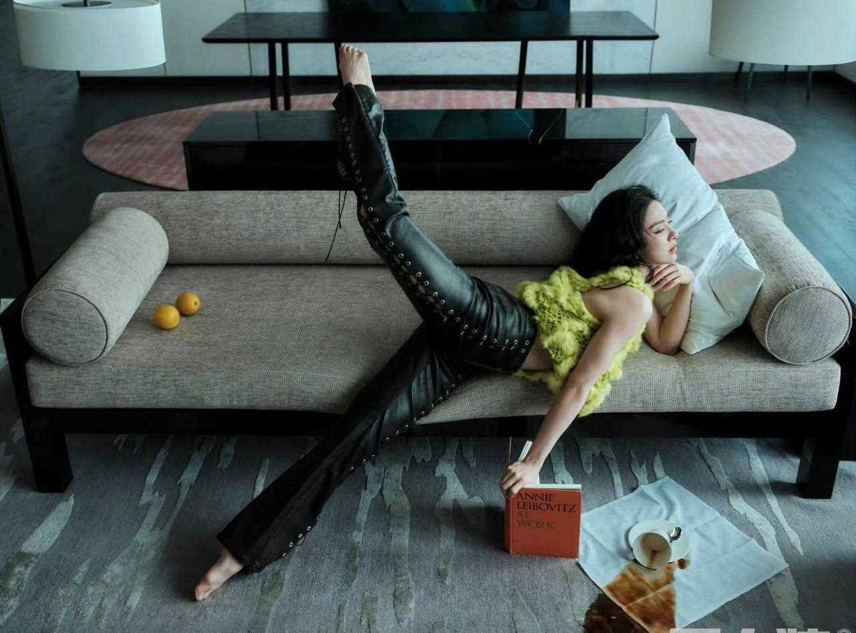 唐诗逸男人装封面大片,西装造型又酷又飒,复古大波浪卷发,魅力十足