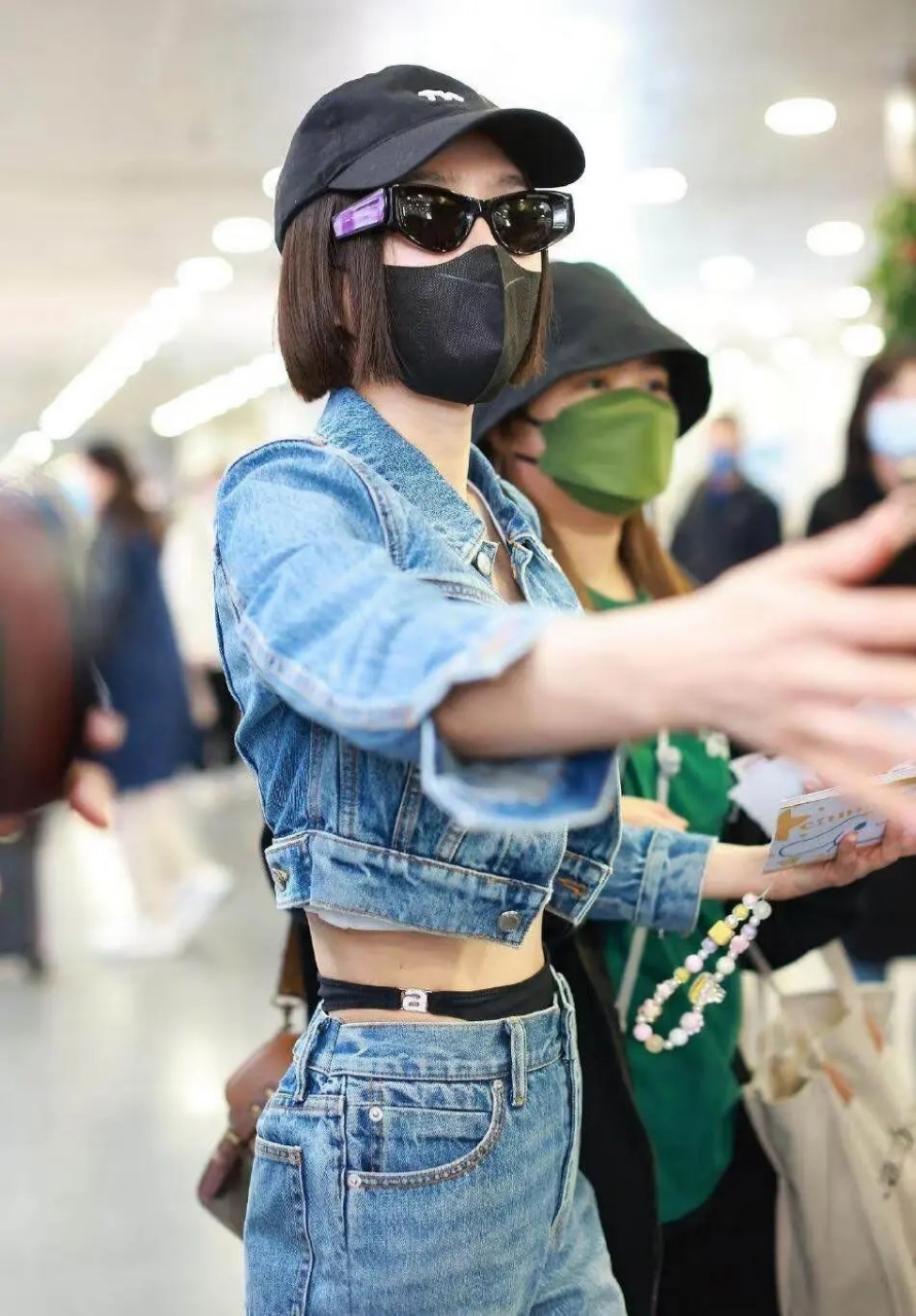 秦岚这是瘦了多少?牛仔裤配高跟鞋走机场,赚饱眼球!