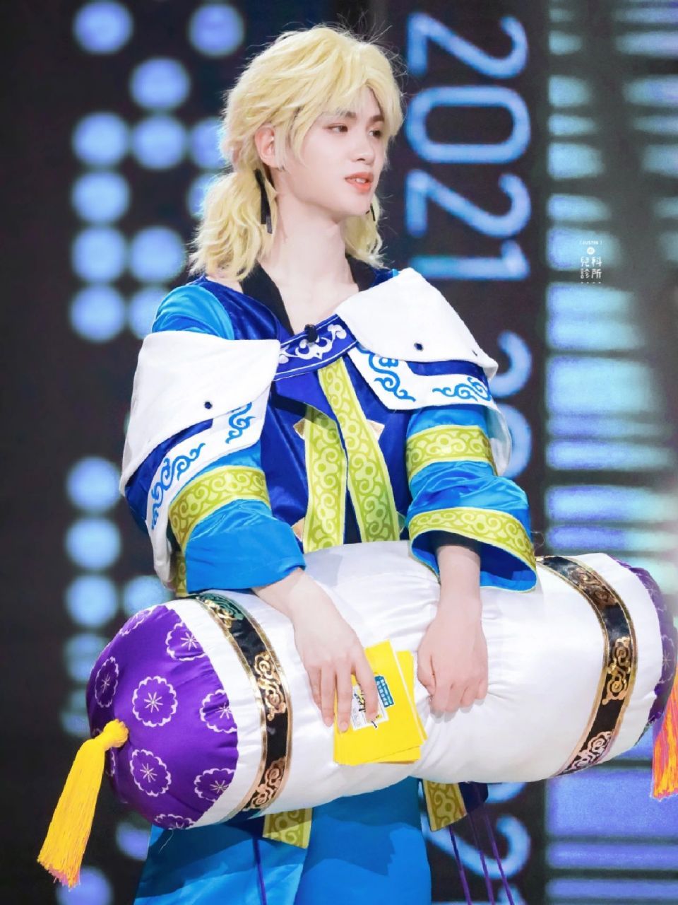 黄明昊cos的拳皇明天君,每一张都好爱!