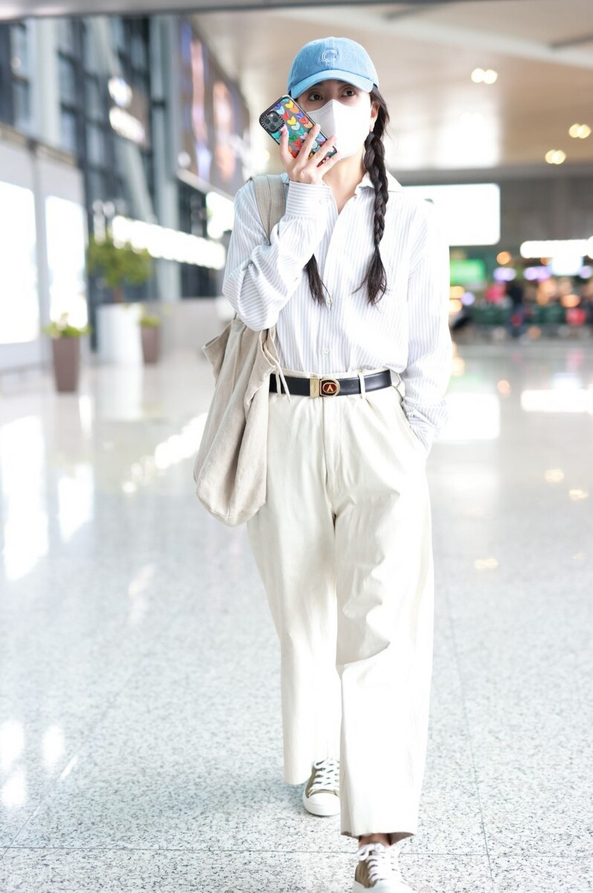 殷桃机场街拍,素颜皮肤状态佳,白衬衫搭配米色阔腿裤,气质不输"小姑娘