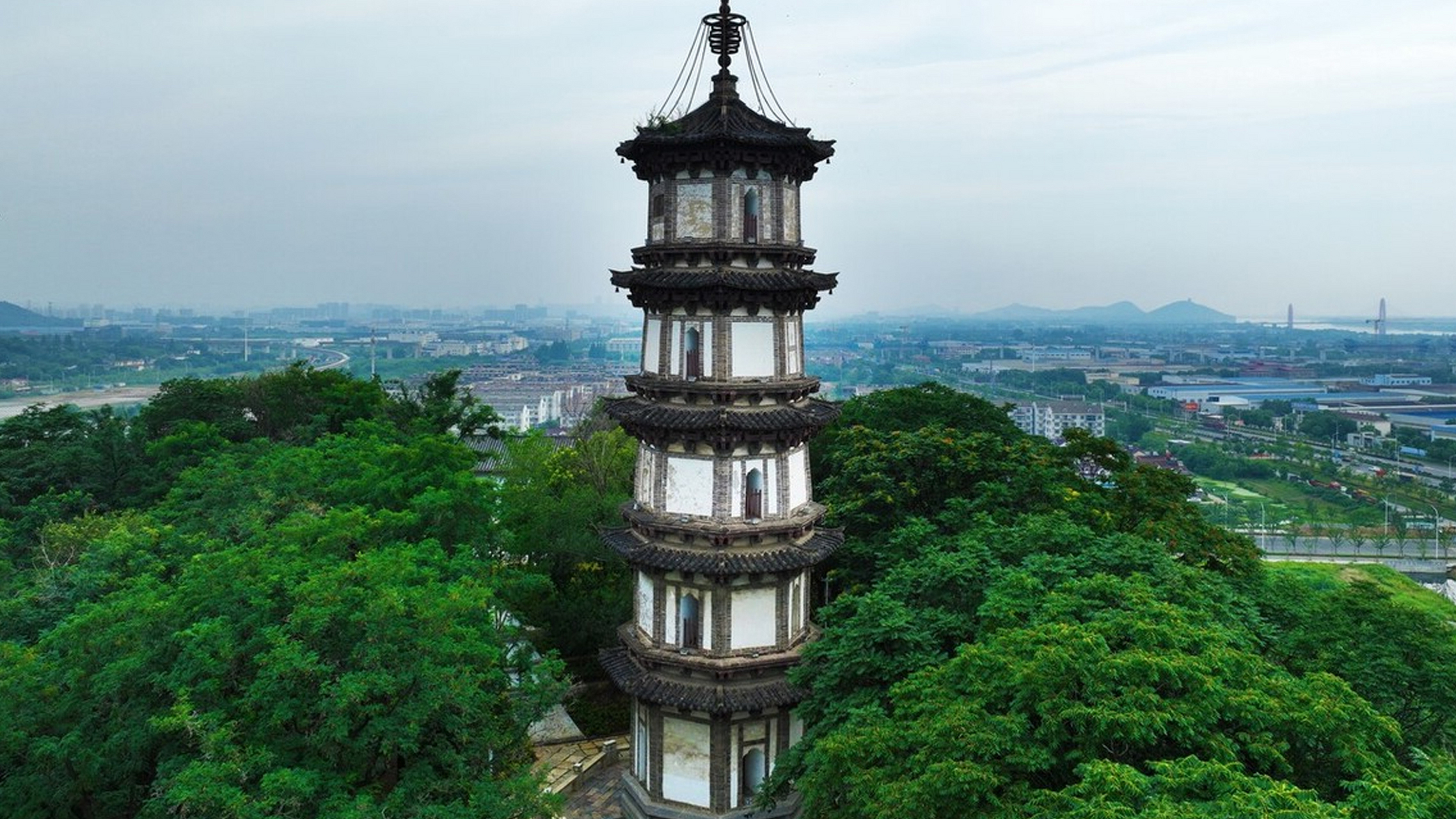黄山风景蜚声海内外,在安徽当涂县有一座千年古塔:黄山塔.