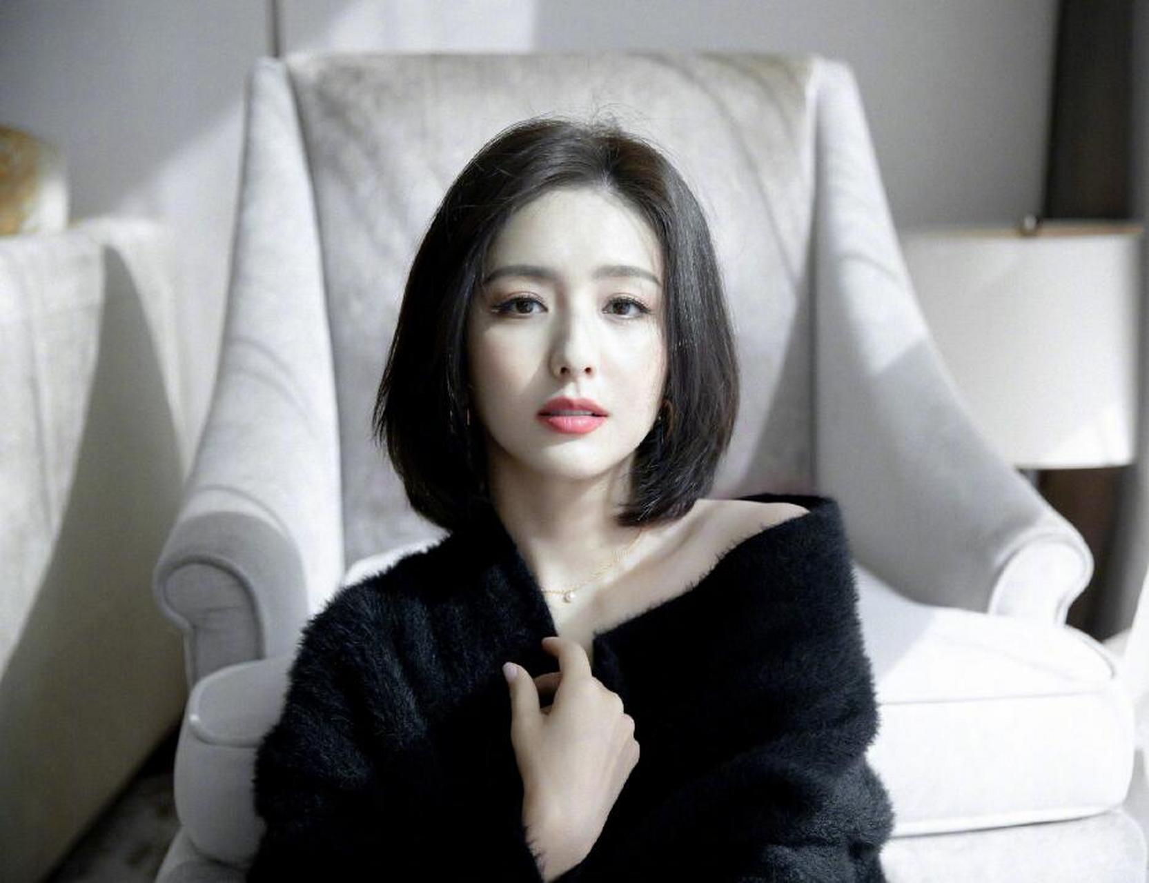 佟丽娅,短发温柔慵懒 小露香肩白到发光.