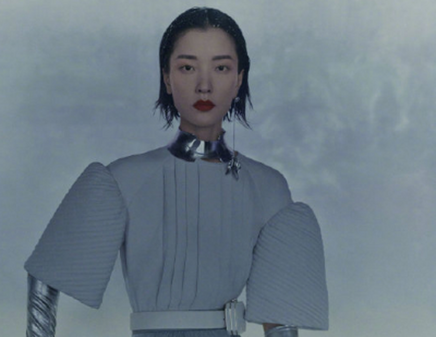 杜鹃短发造型简约干练,小露肚脐性感魅惑～灰蓝色和墨绿色布景各有