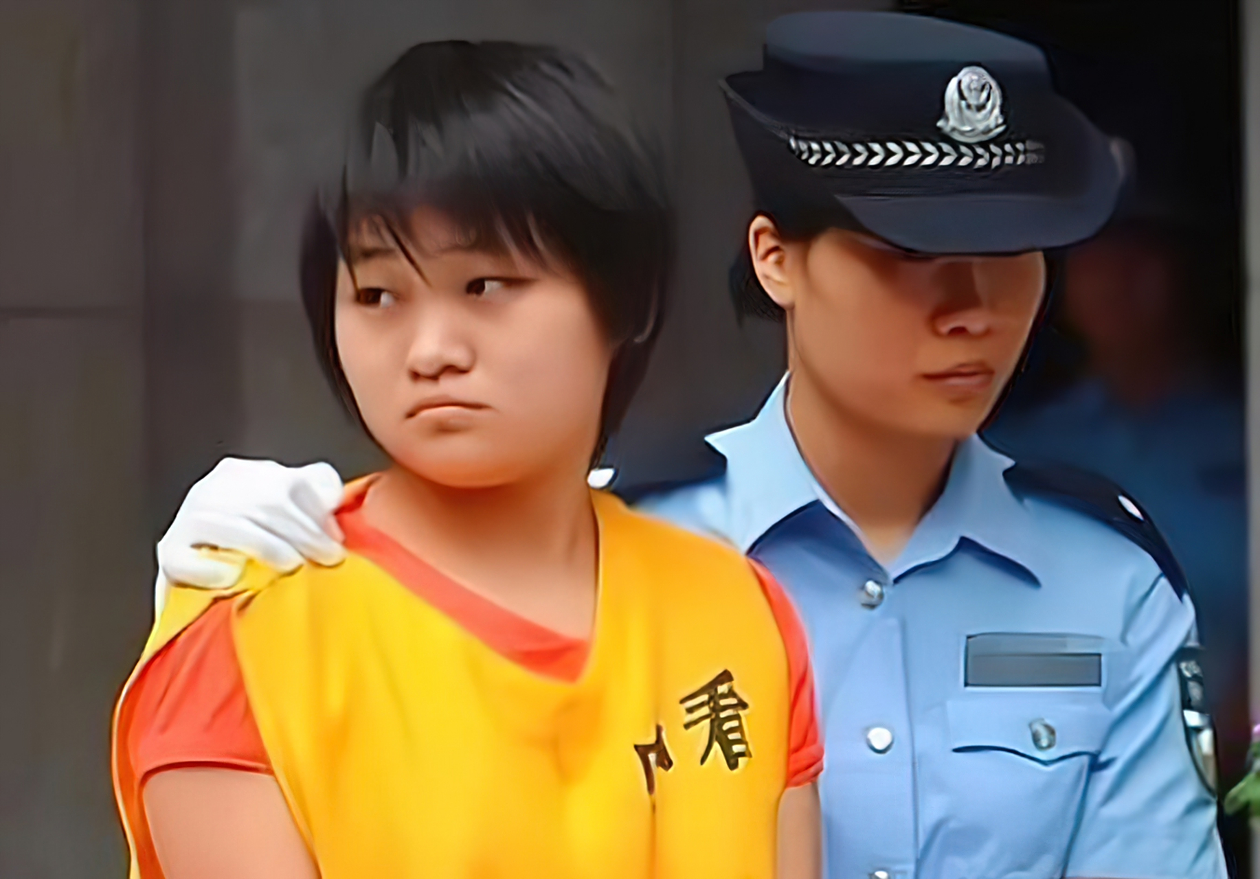 2009年,18岁的齐萍萍毫不在意藐视公审现场,她的所作所为令人咋舌.