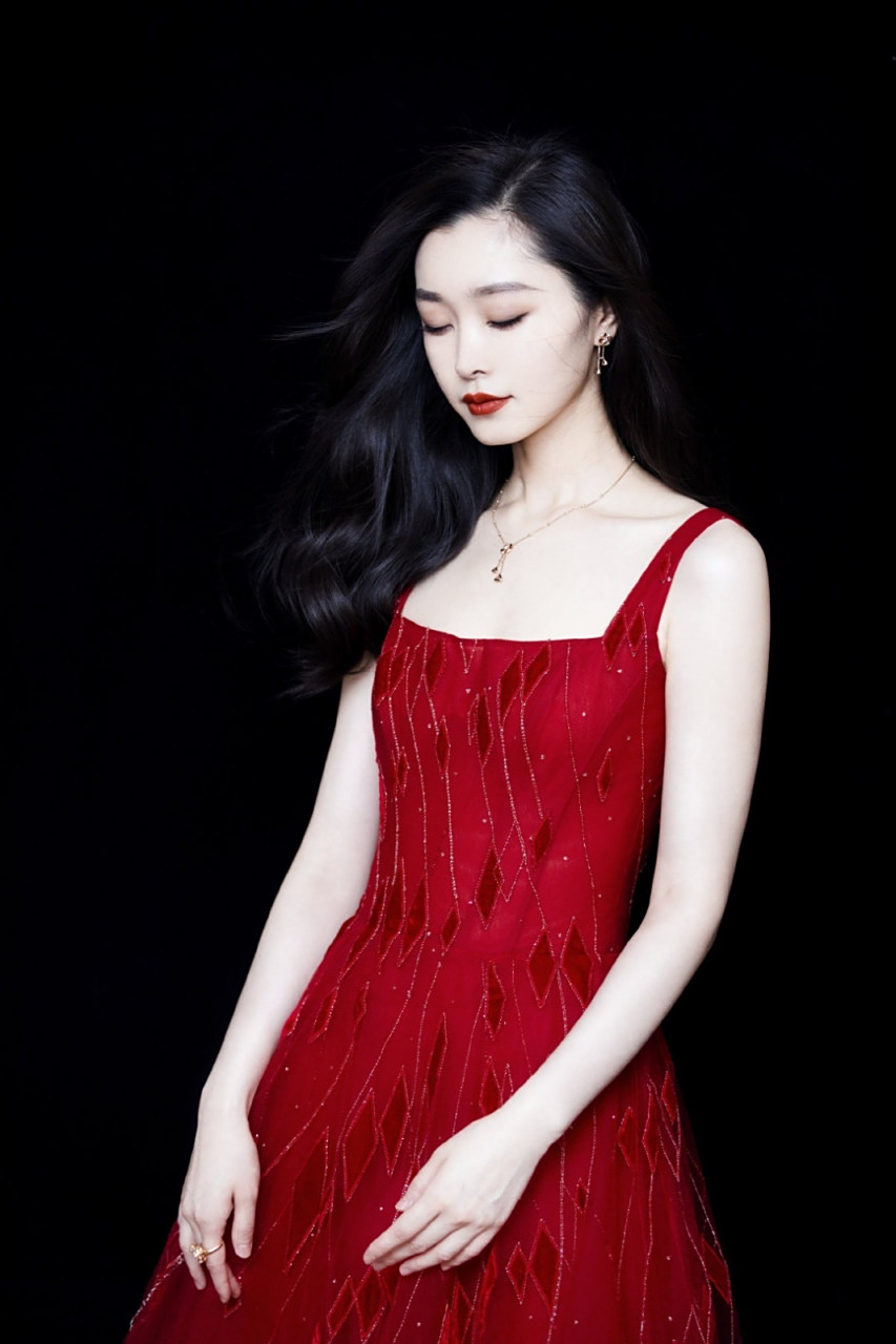 宋轶这身露背红裙太勾人了吧