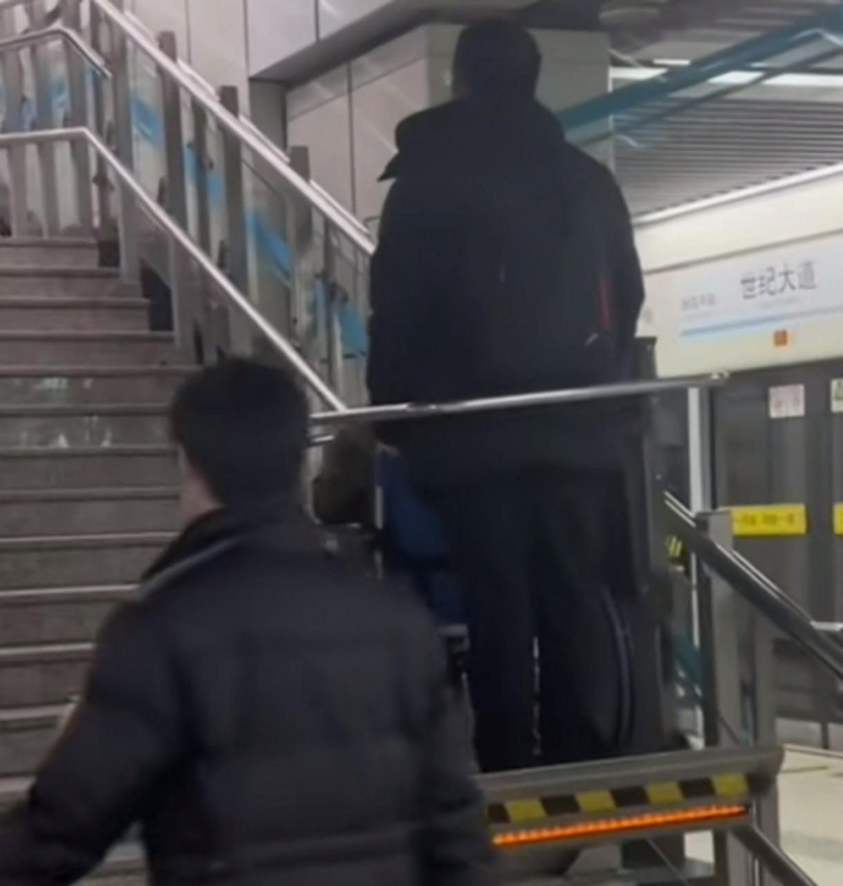 上海地铁专门的轮椅上楼梯装置火了,网友:帮助真正有需要的人