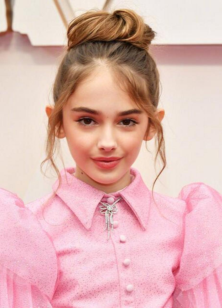 童星茱莉亚·巴特斯粉嫩可爱,自信大方,从小就贵气十足.