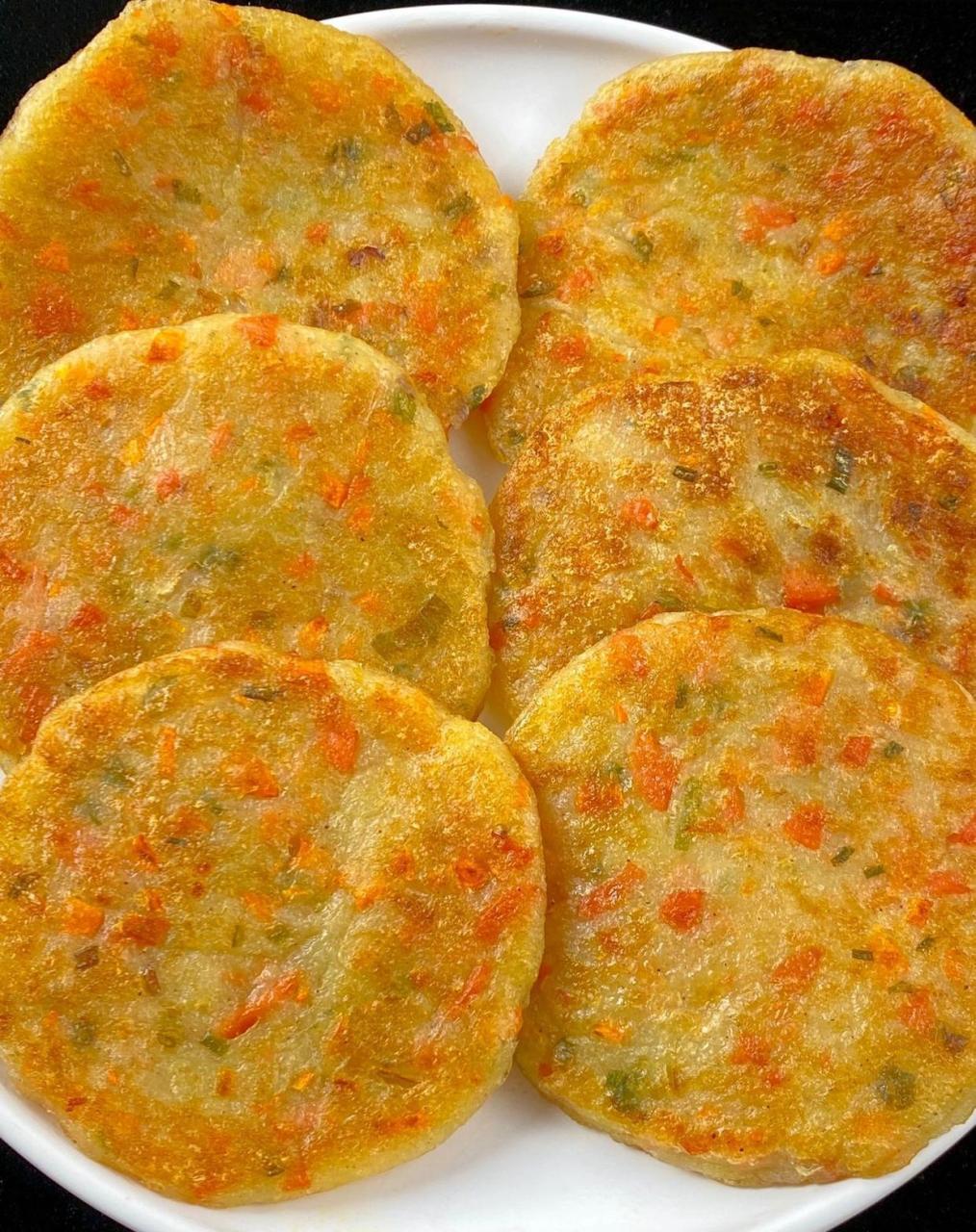 早餐土豆饼 食材:土豆,火腿肠,胡萝卜,葱花 做法简单零失败.