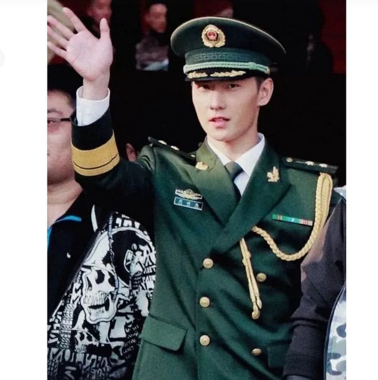 杨洋穿上军装的一组照片真是帅得不得了.