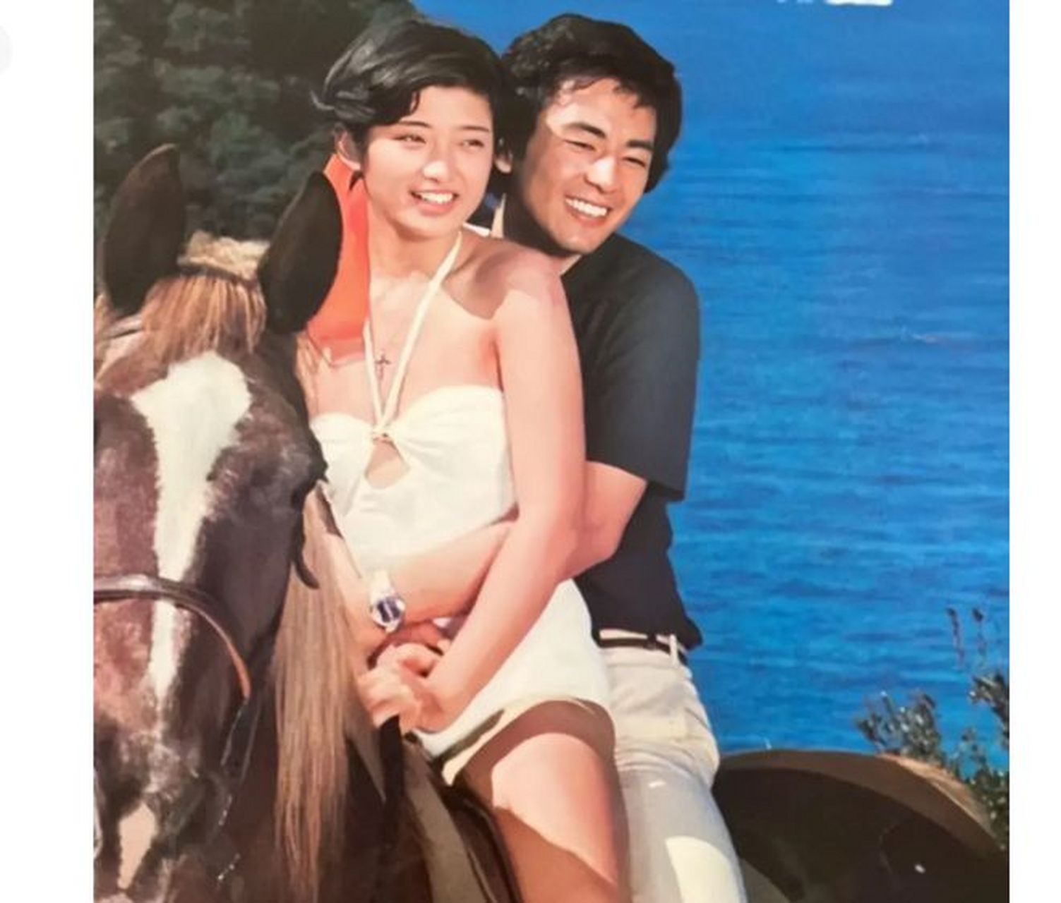 1980年,13岁的山口百惠与三浦友和合影,开始了她在演艺圈的辉煌之旅.