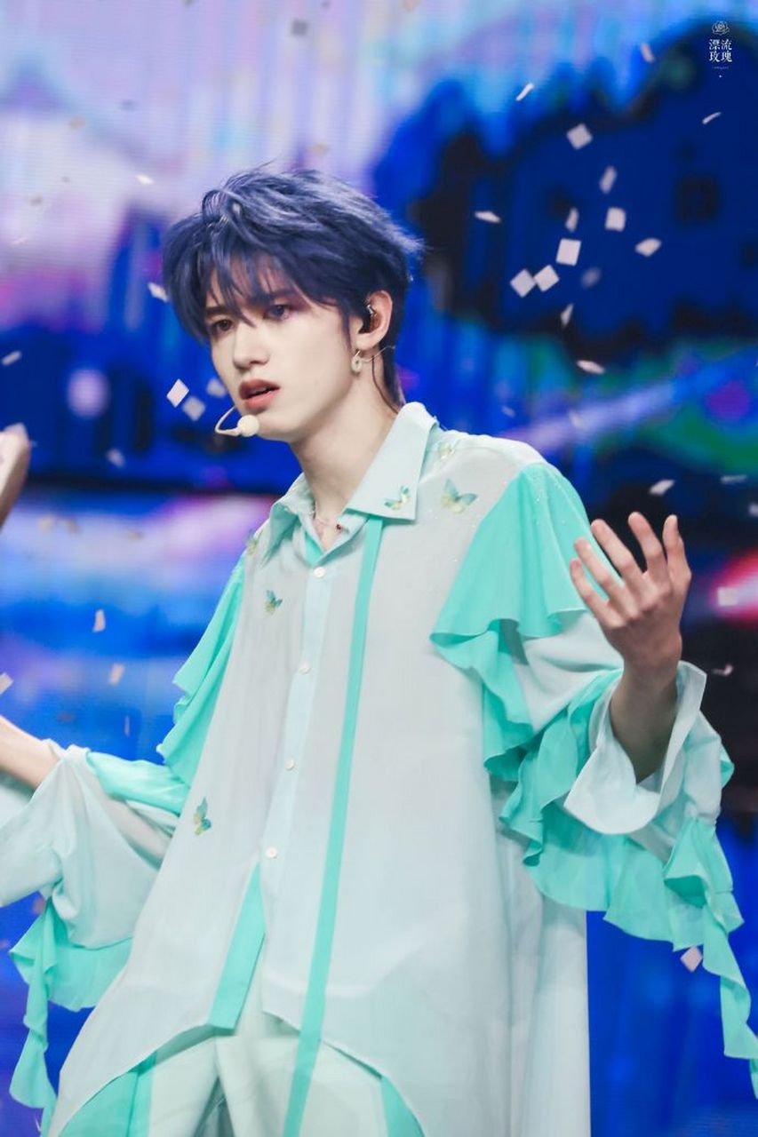 星闻#  朱志鑫还是挺耐看的, 就是蓝色头发真的很吸引眼球.