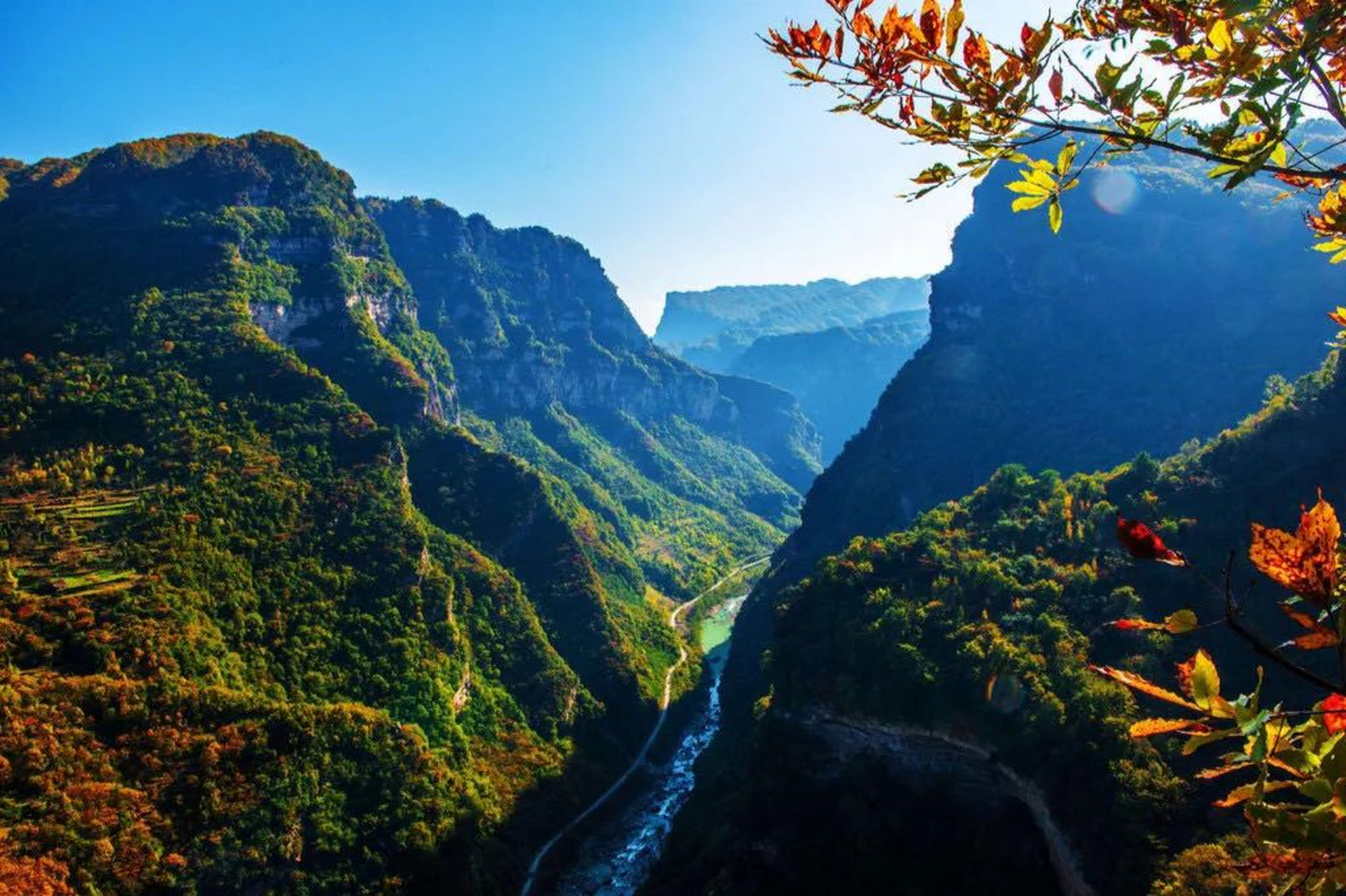 四川旺苍米仓山大峡谷,这里有壮观的峡谷地貌,仿佛一座巨大的城墙庇护
