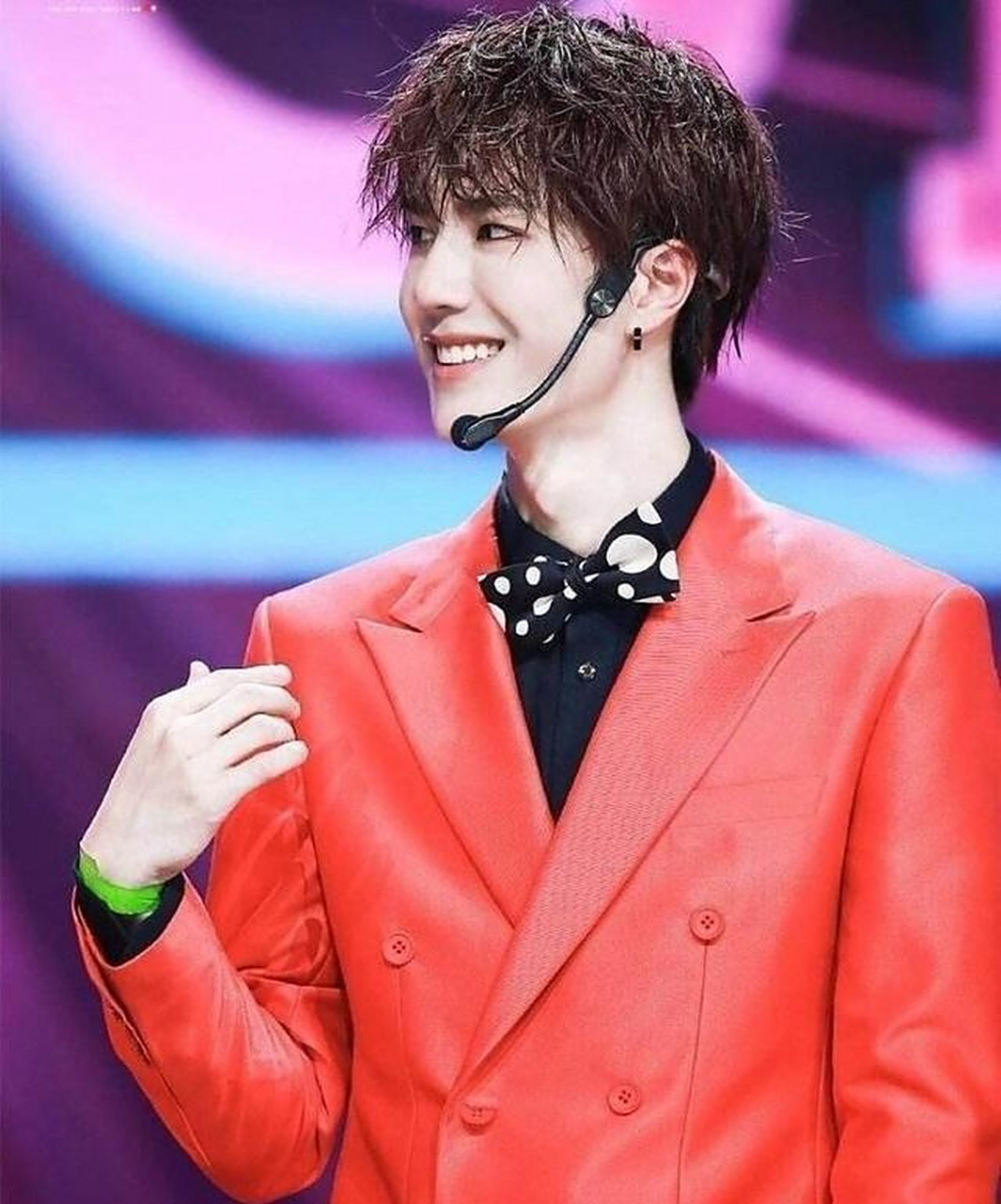 在王一博尝试过众多发色里,小编最喜欢他这一头靛