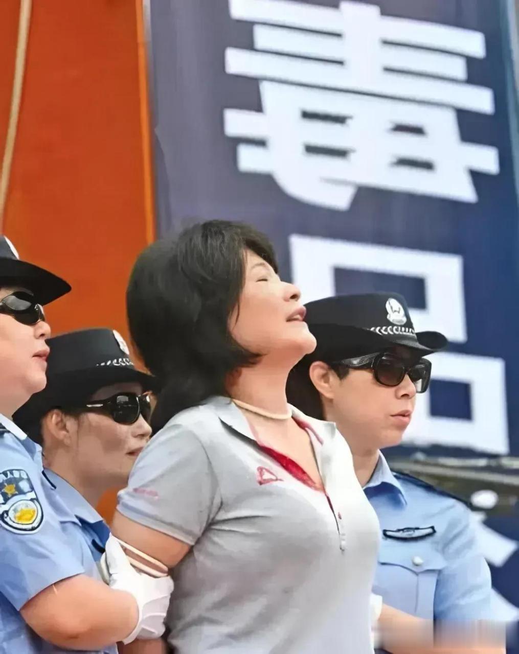 2015年的公审大会上,女毒枭胡巧贤被判死刑后,仰面长叹,老泪纵横,她