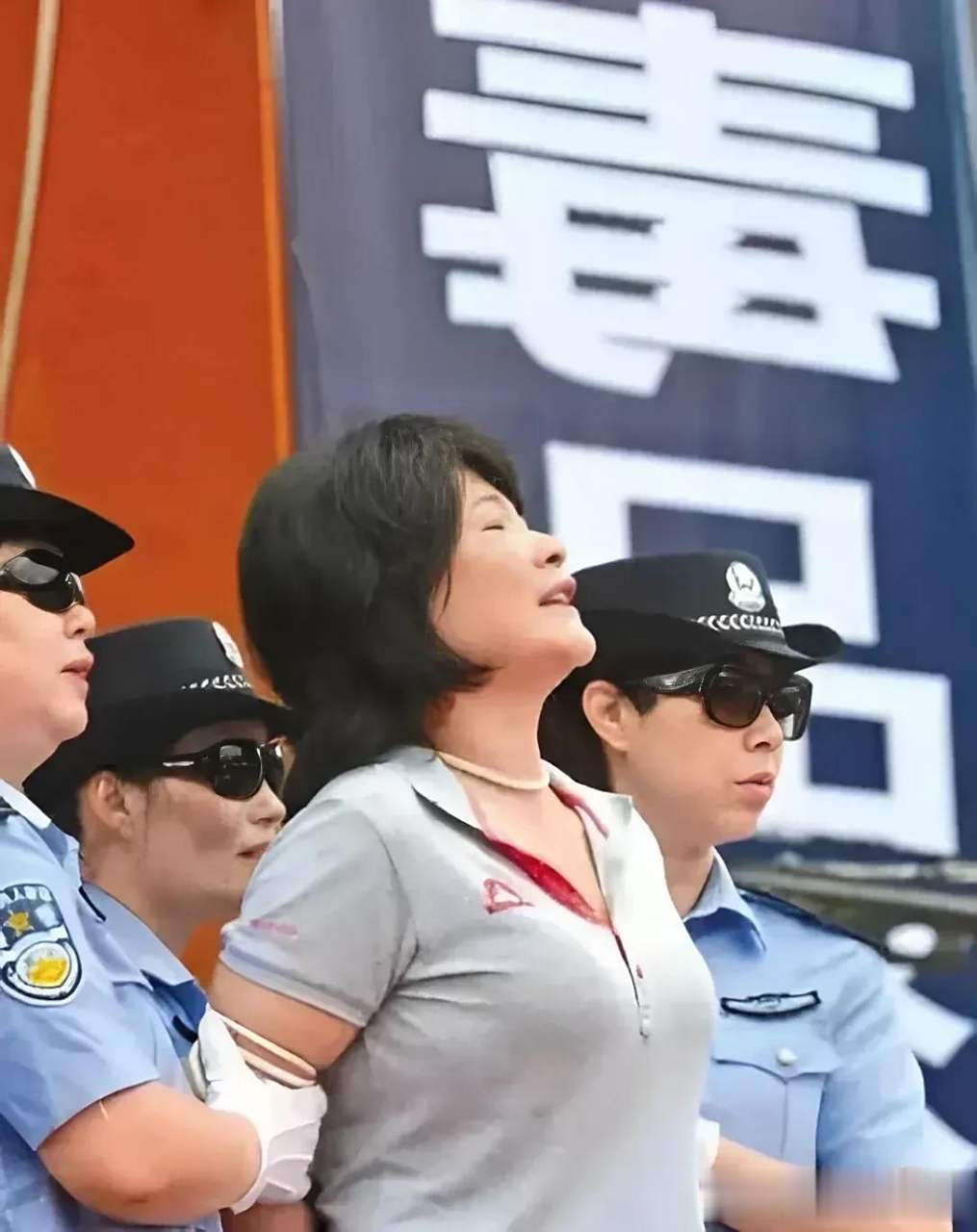 2015年的公审大会上,女毒枭胡巧贤被判死刑后,仰面长叹,老泪纵横,她