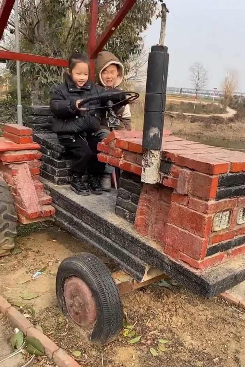 这才是真正的拉砖拖拉机吧!